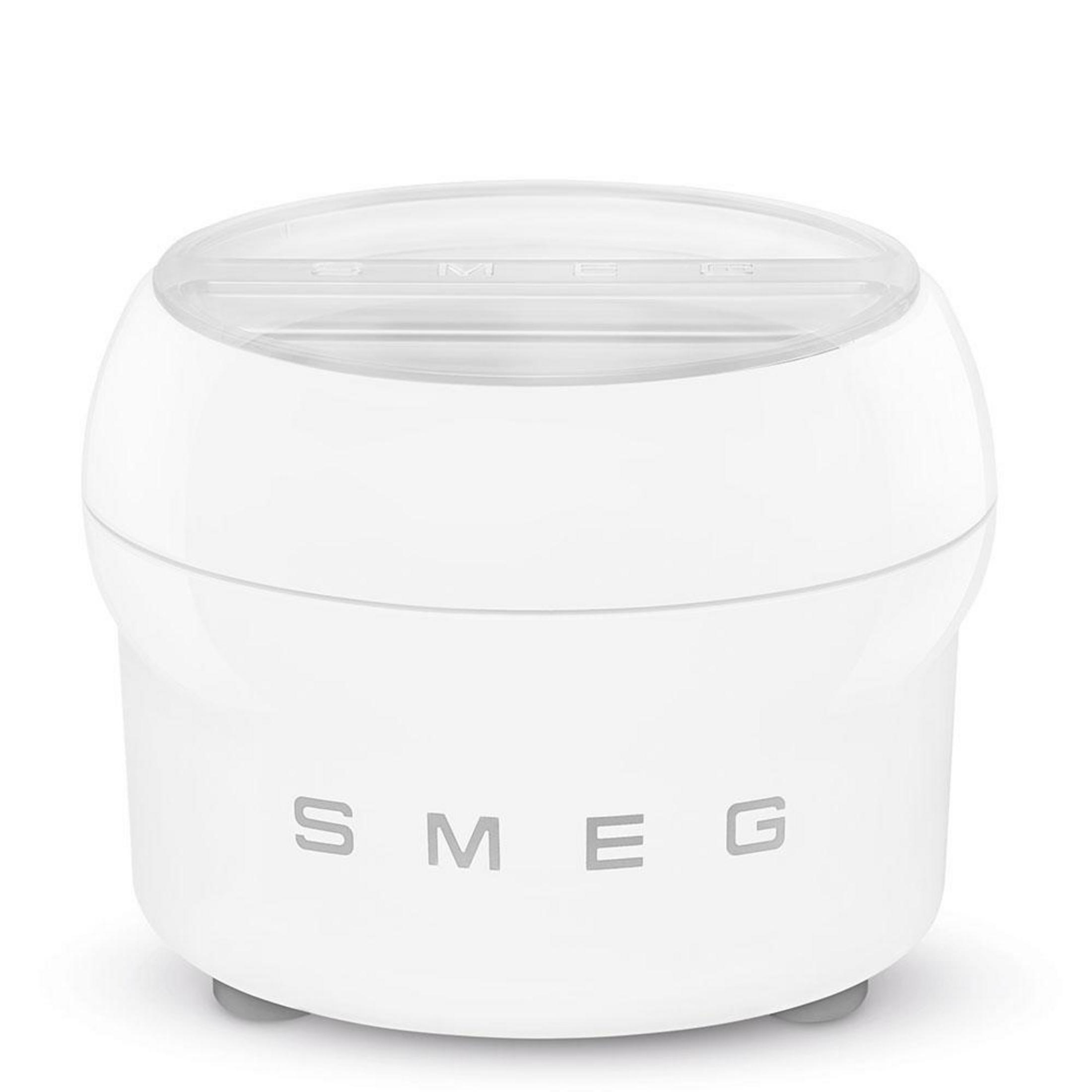 Una máquina de helados Smeg blanca con tapa transparente sobre fondo blanco.