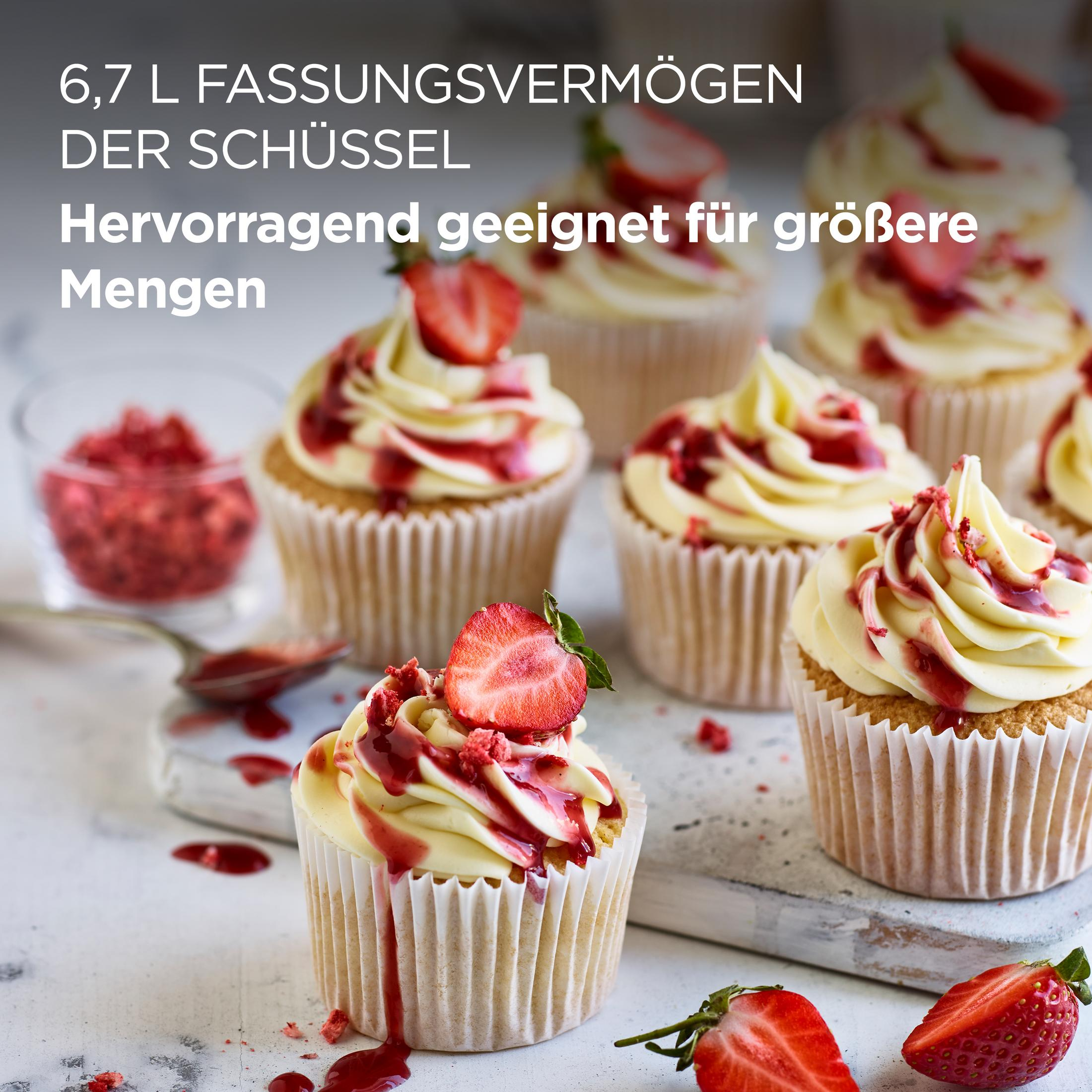 Mehrere Cupcakes mit weißer Glasur und Erdbeersoße sind detailreich abgebildet.