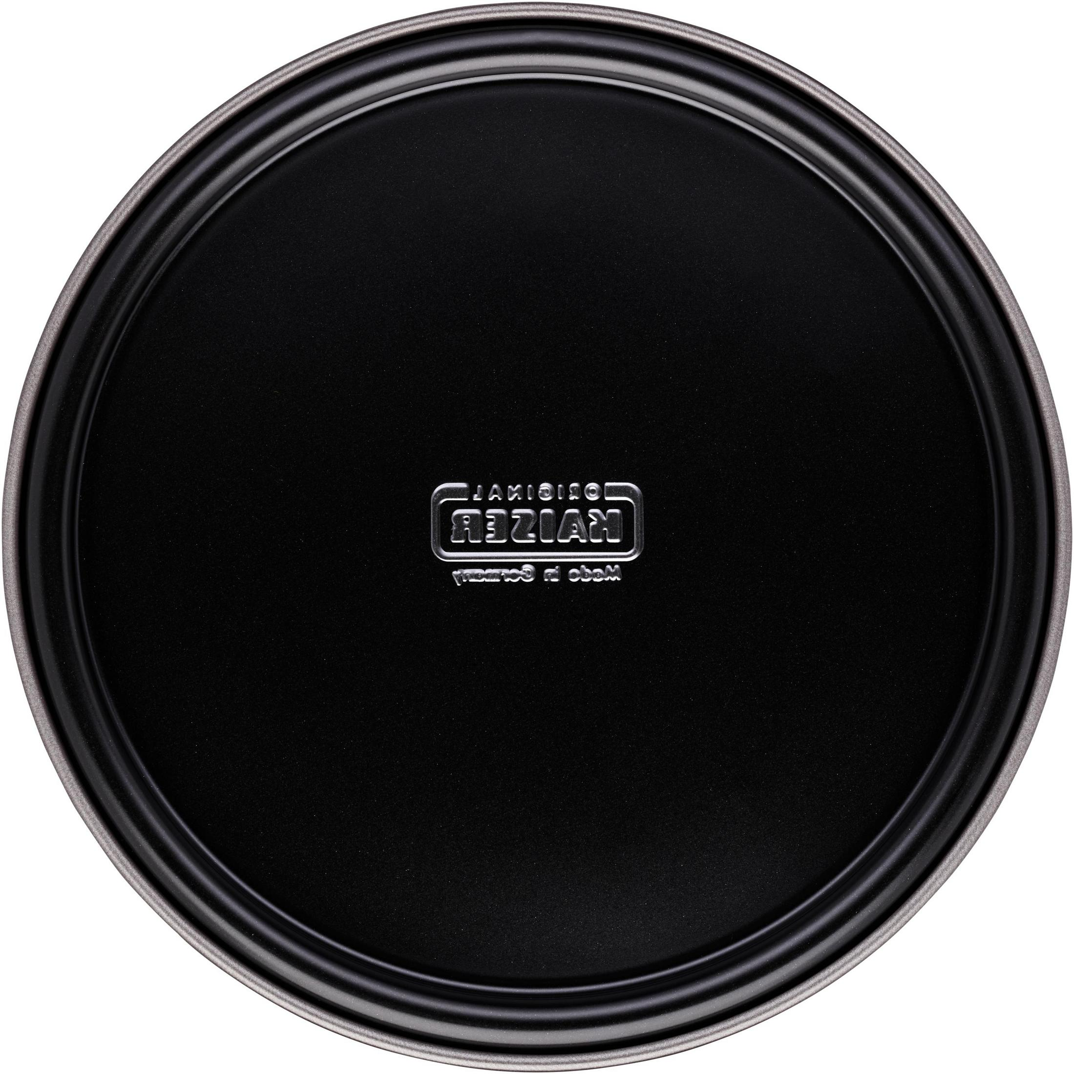 Czarna okrągła forma do ciasta z srebrną obręczą i wytłoczonym logo.