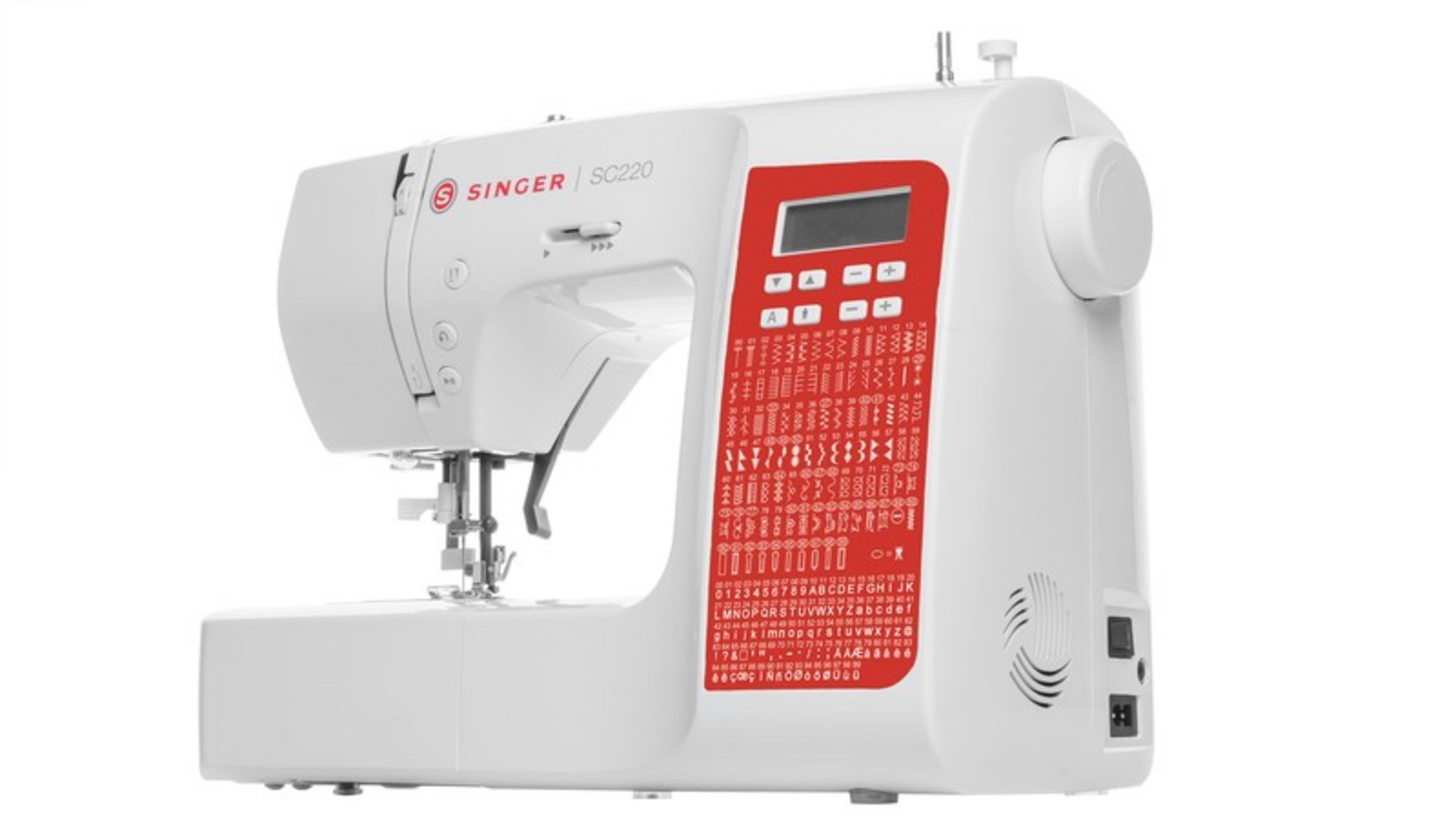 Una máquina de coser Singer SC220 blanca con panel de control rojo y patrones de puntada.