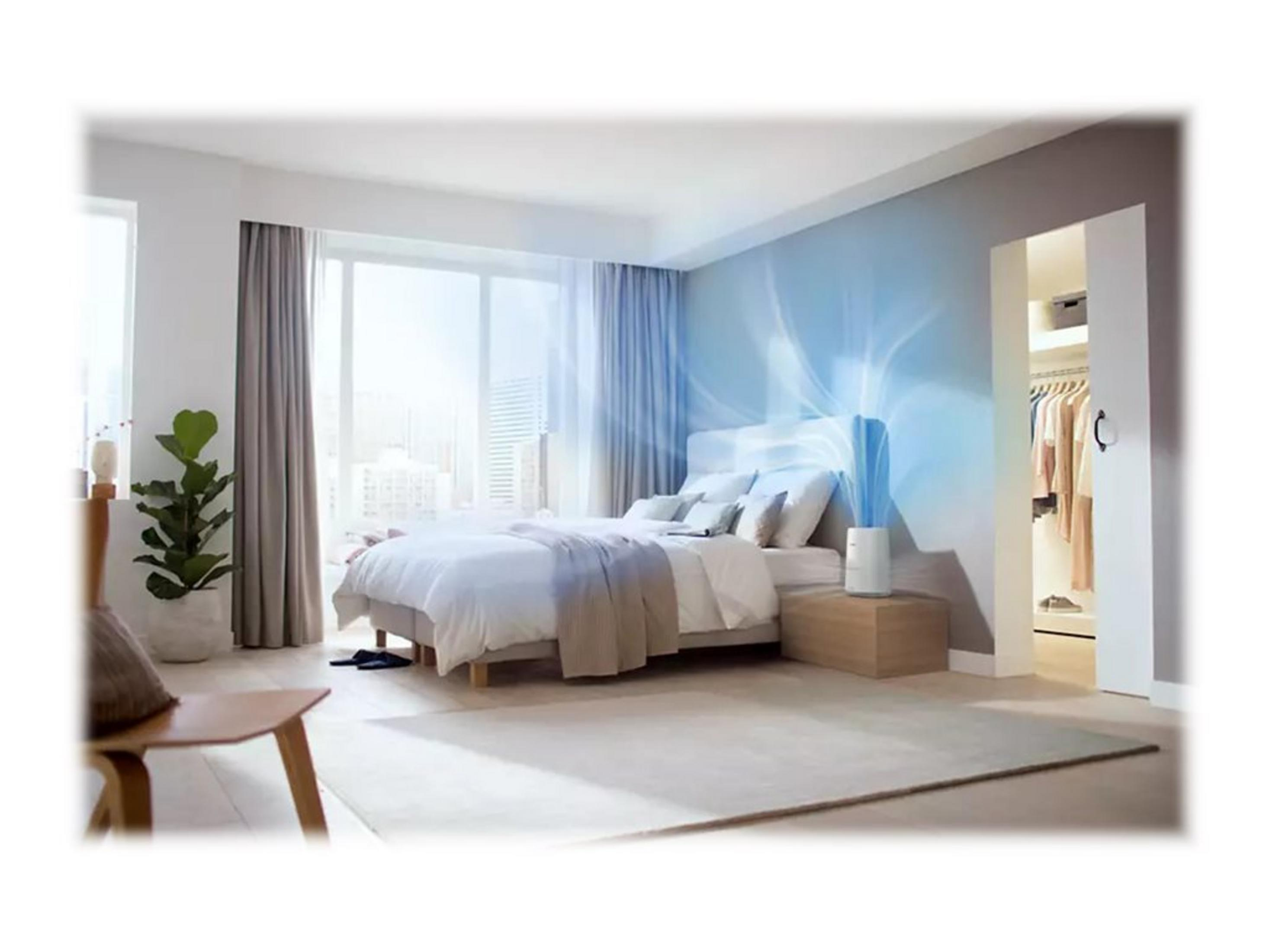 Una camera da letto con letto, purificatore d'aria e cabina armadio.