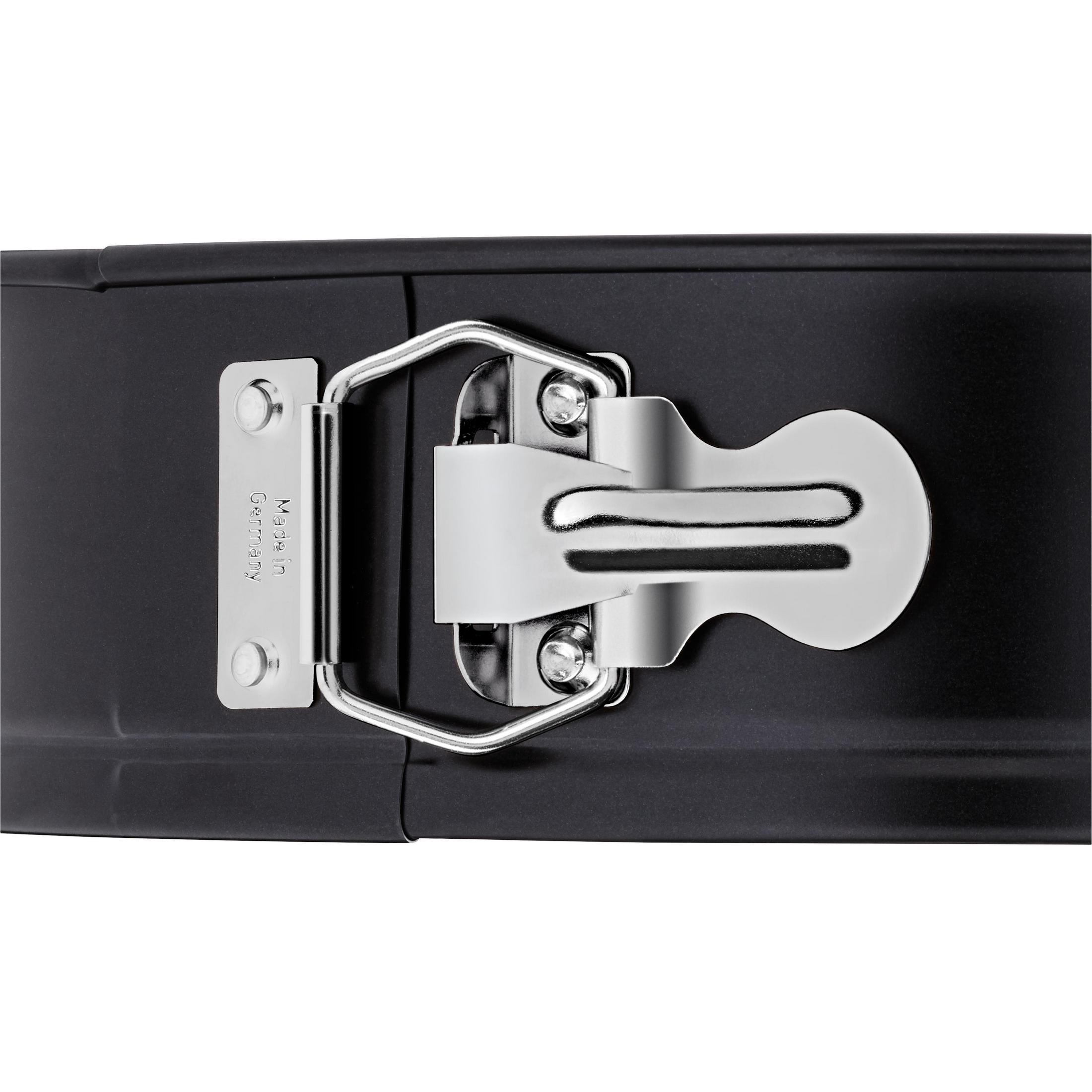 Czarna prostokątna forma do ciasta ze srebrnym zapięciem i stemplem „Made in Germany”.