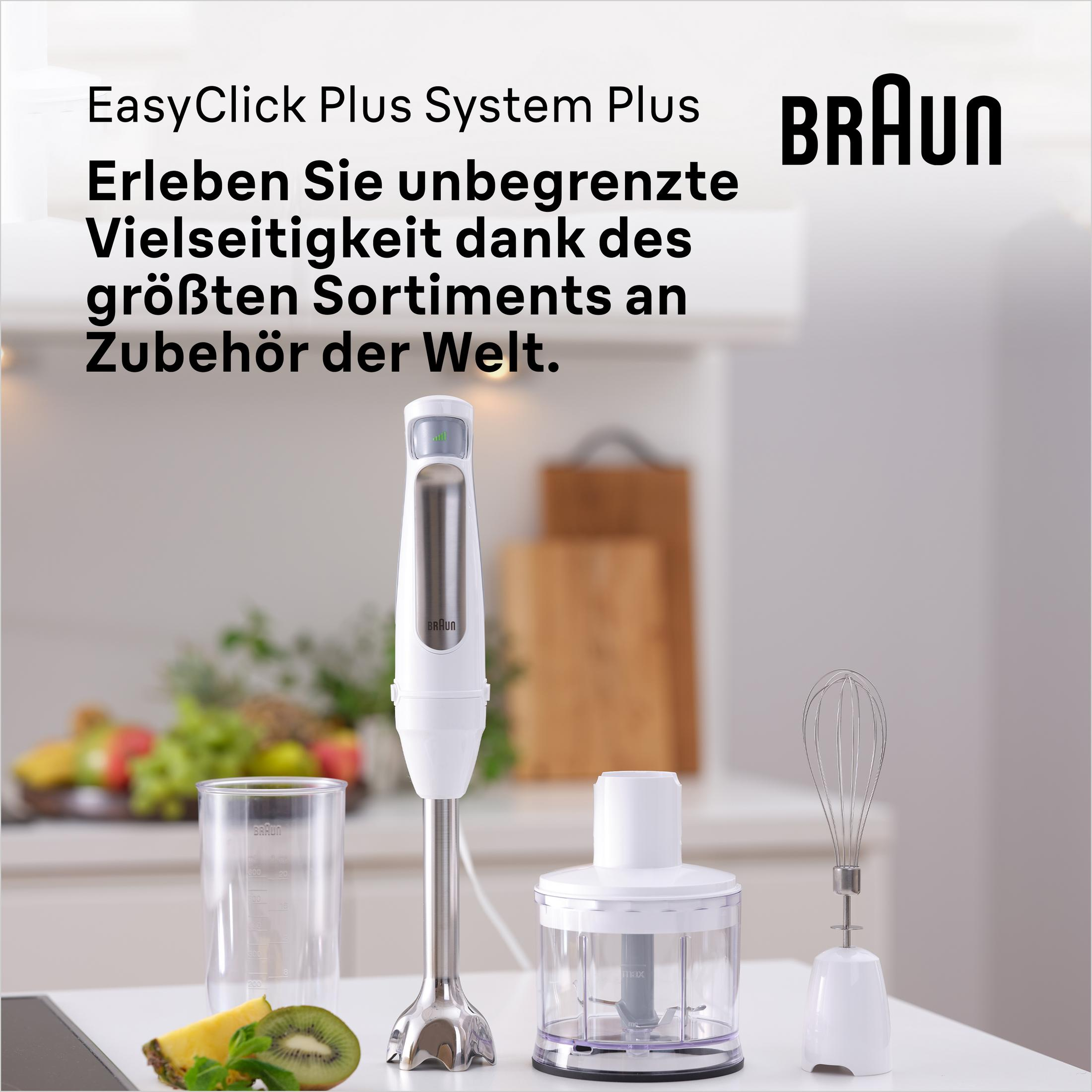 Biały blender ręczny Braun z akcesoriami i owocami na stole.