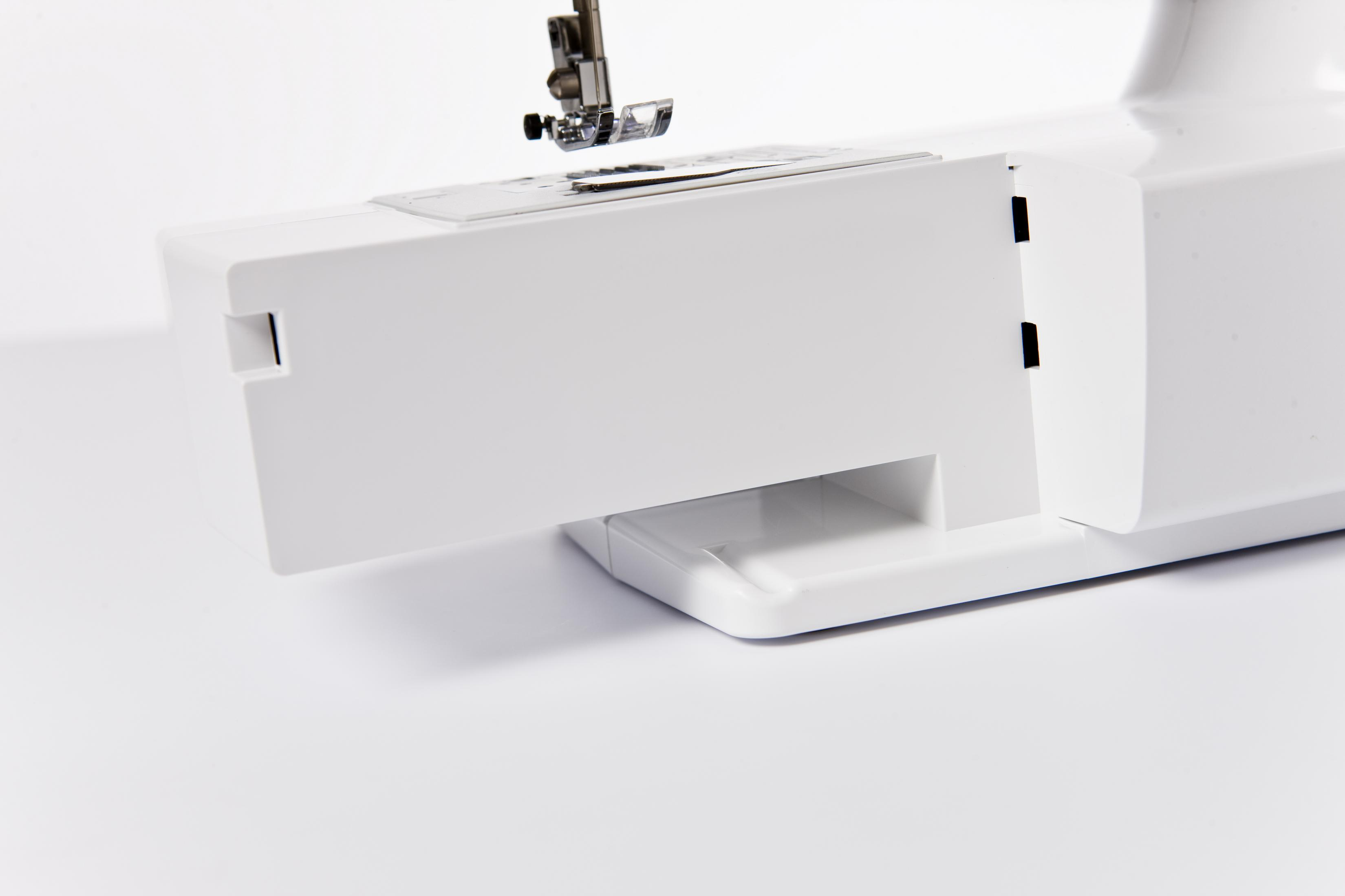 Zbliżenie białej maszyny do szycia z igłą i stopką.