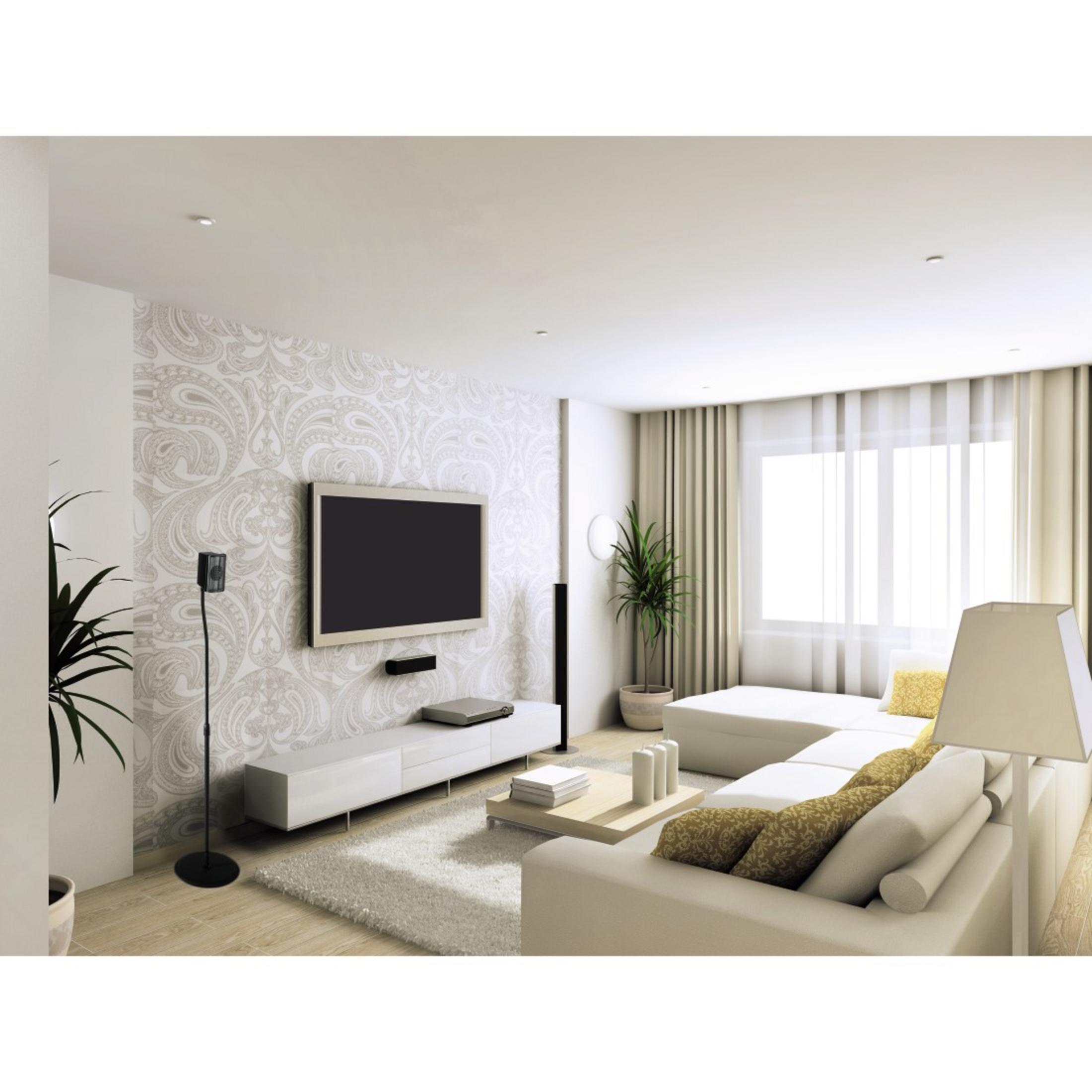 Ein modernes Wohnzimmer mit weißen Sofas, einem Fernsehgerät und Pflanzen.