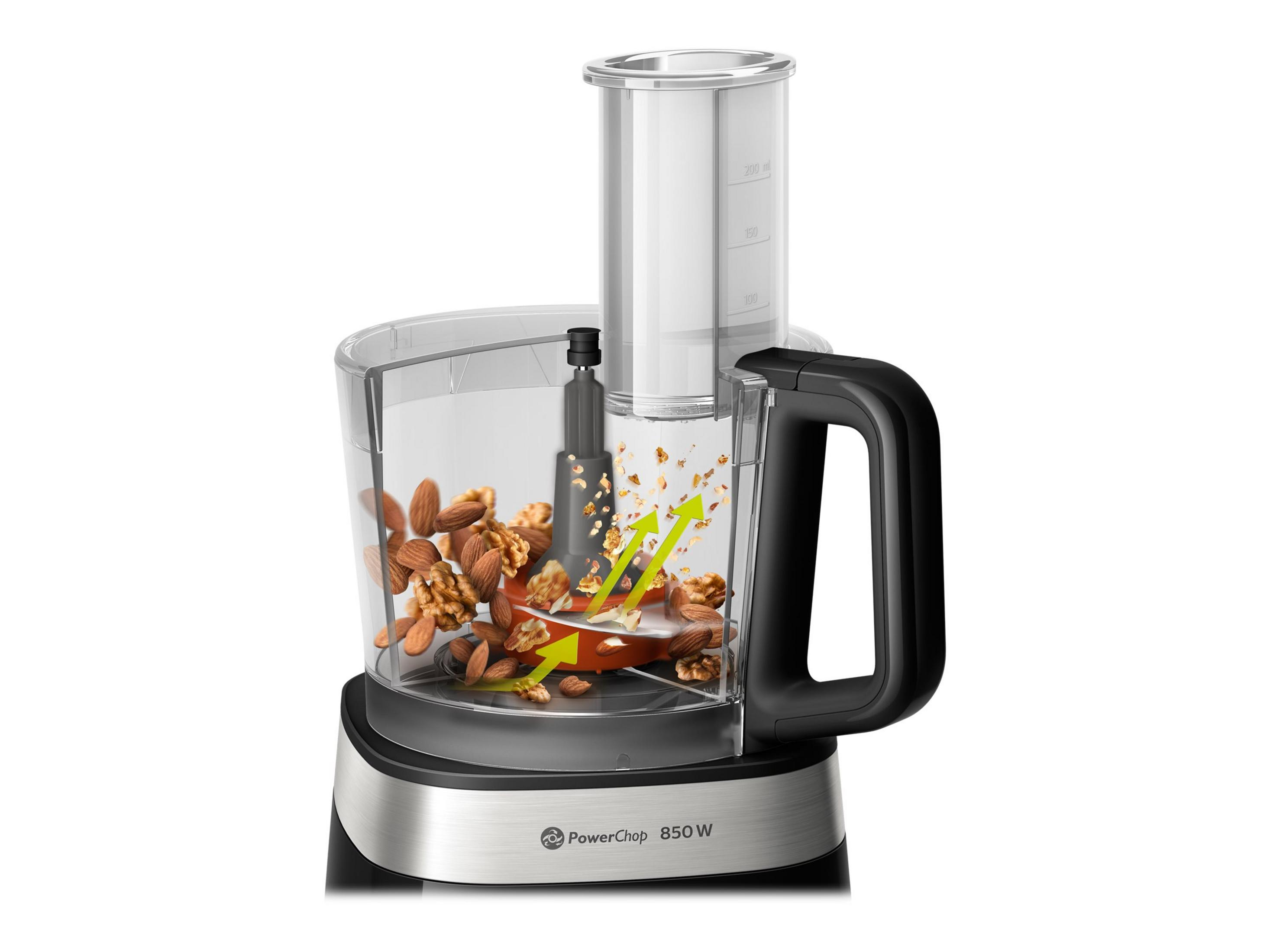 Ein Food Processor mit Nüssen und Mandeln, die gehackt werden.
