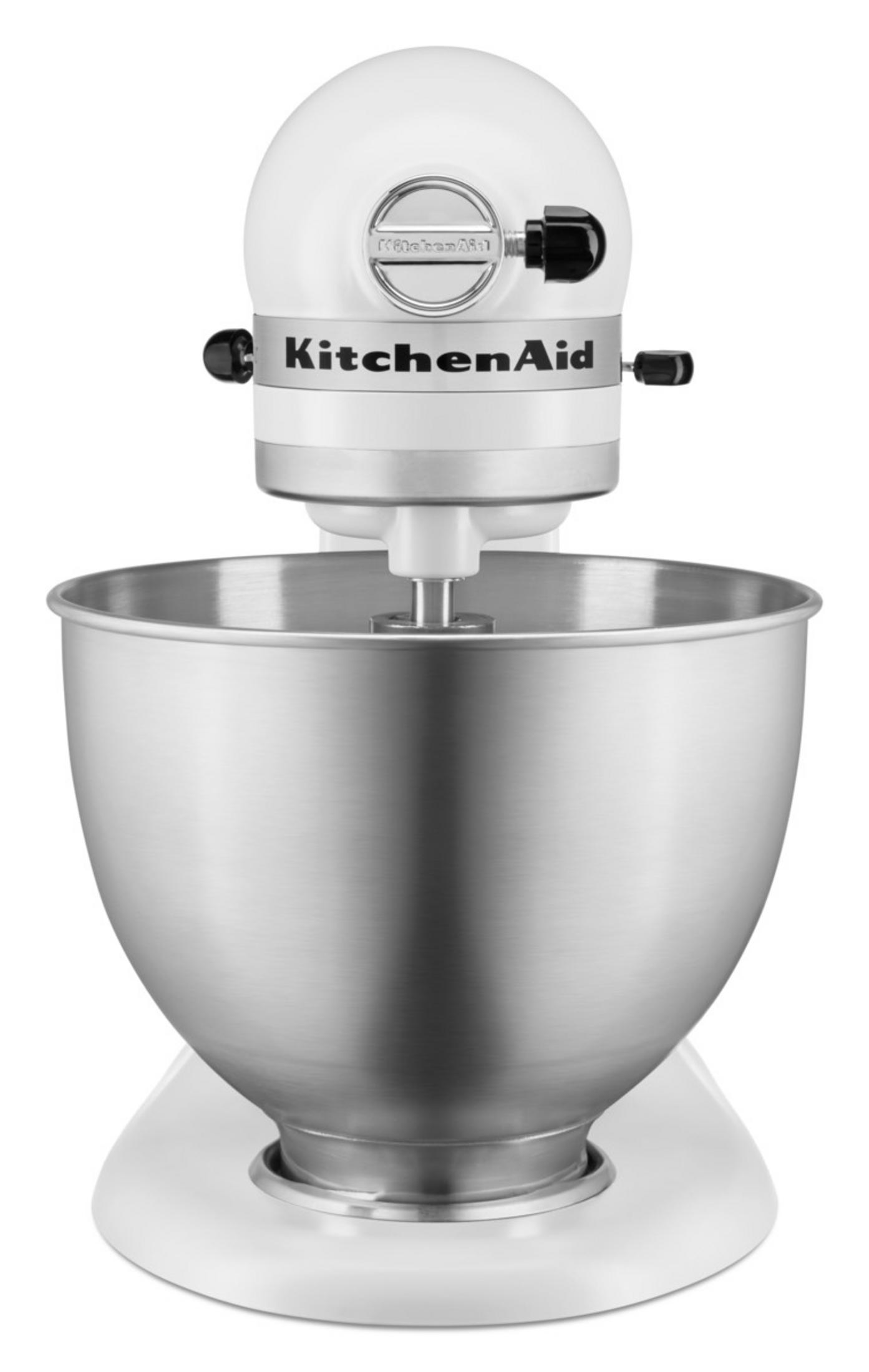 Ein weißer KitchenAid Standmixer mit Edelstahlschüssel und schwarzem Bedienelement.