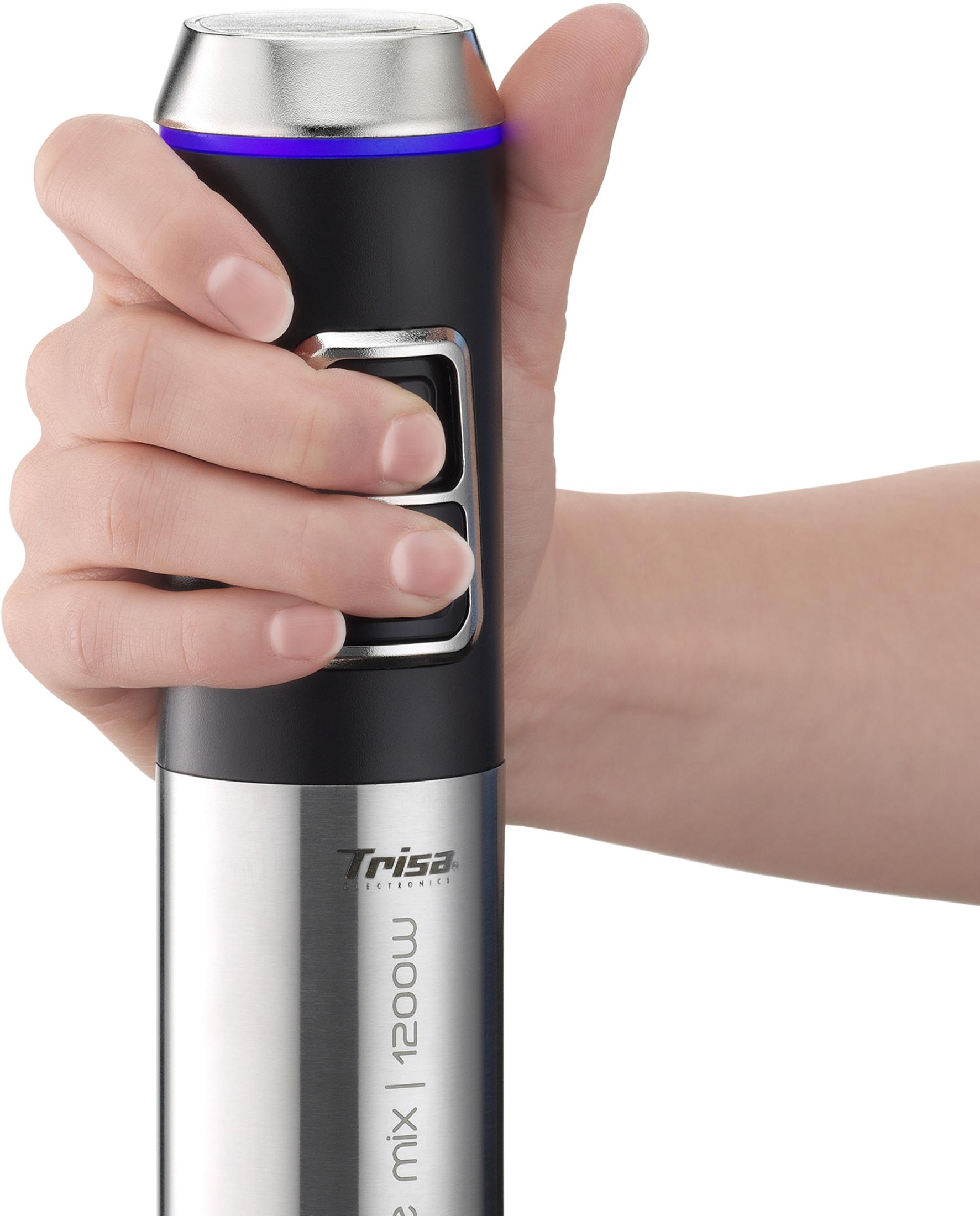 Hand drückt Knopf an schwarzem Stabmixer mit silbernem Detail und blauer LED.