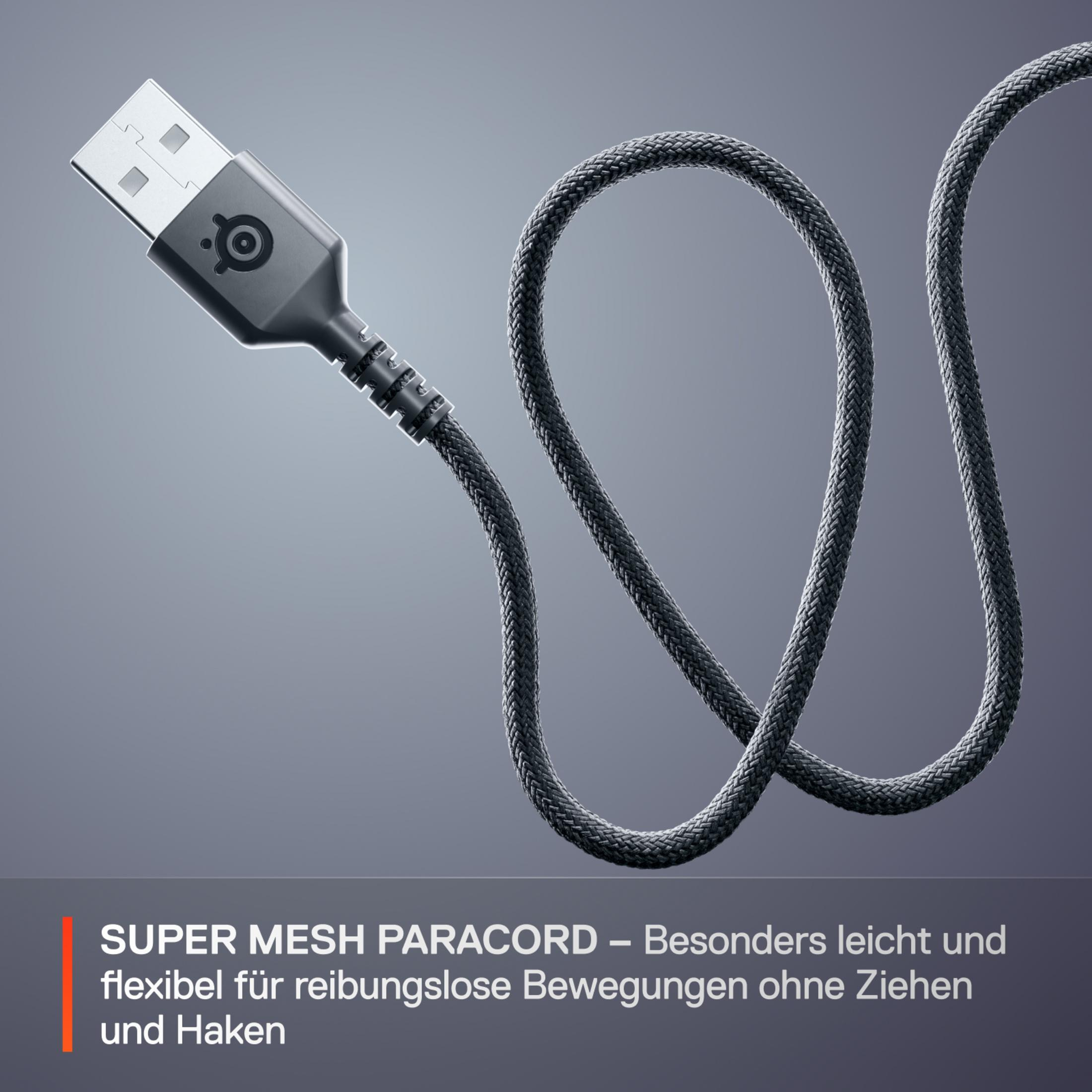 Un cavo USB grigio con logo SteelSeries su sfondo scuro.