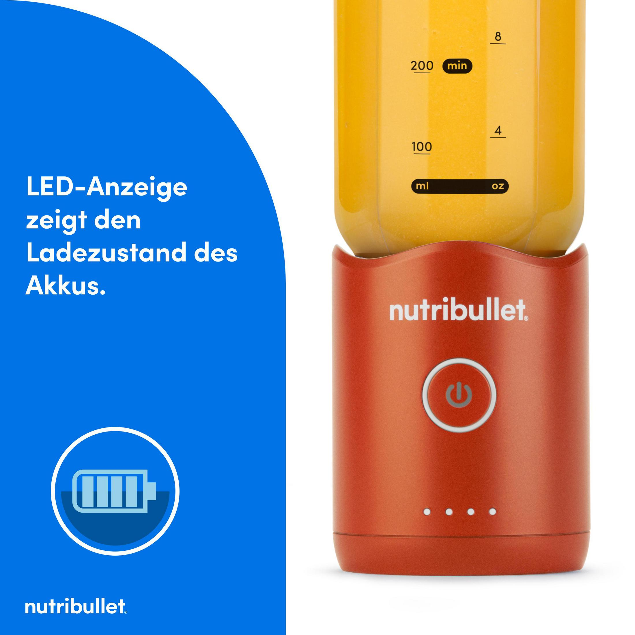 Ein Oranger Nutribullet Mixer mit gelbem Saft. LED zeigt Akkustand.