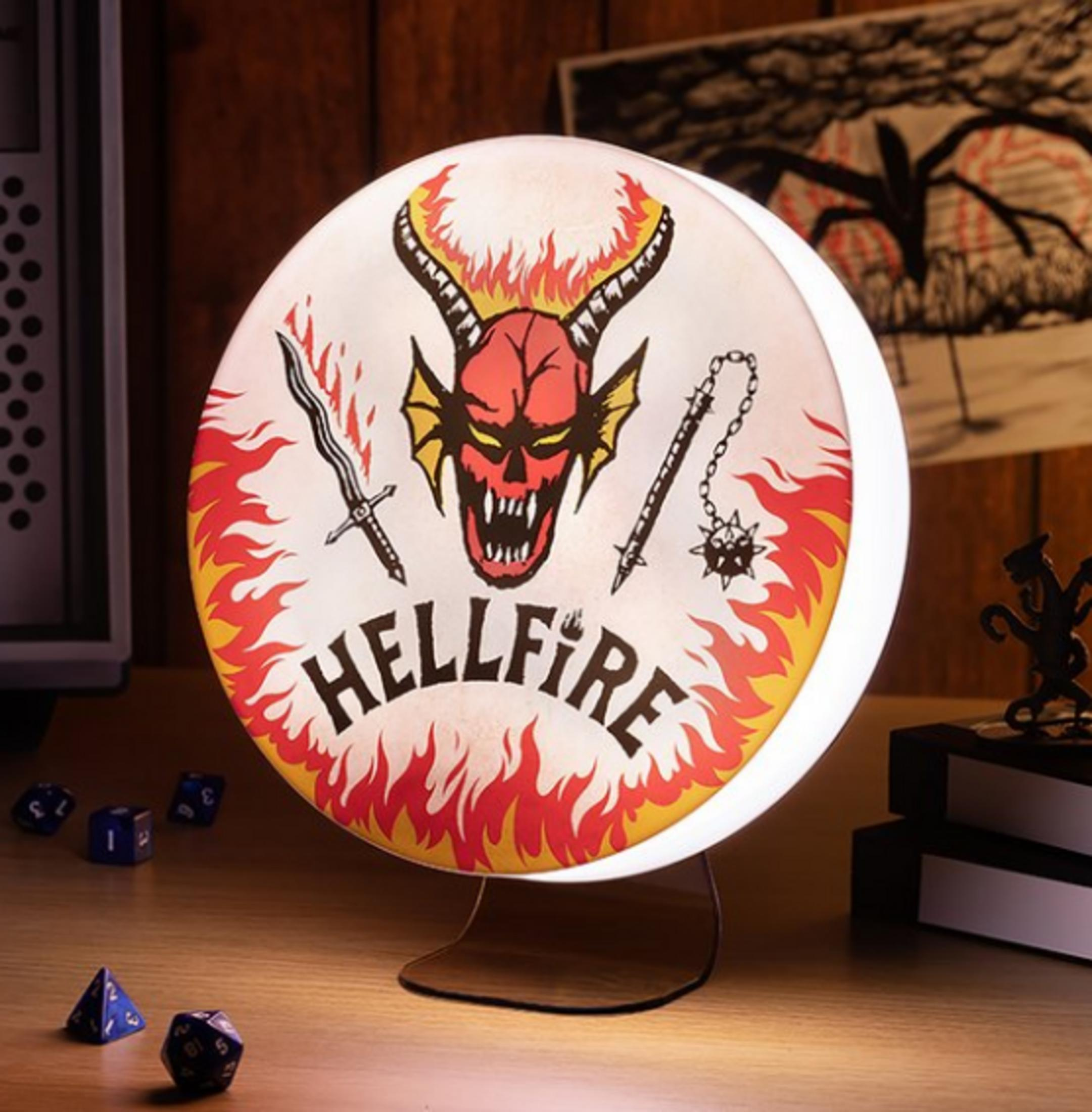 Ein runder Lampe mit einem roten Dämonenkopf und Flammen.