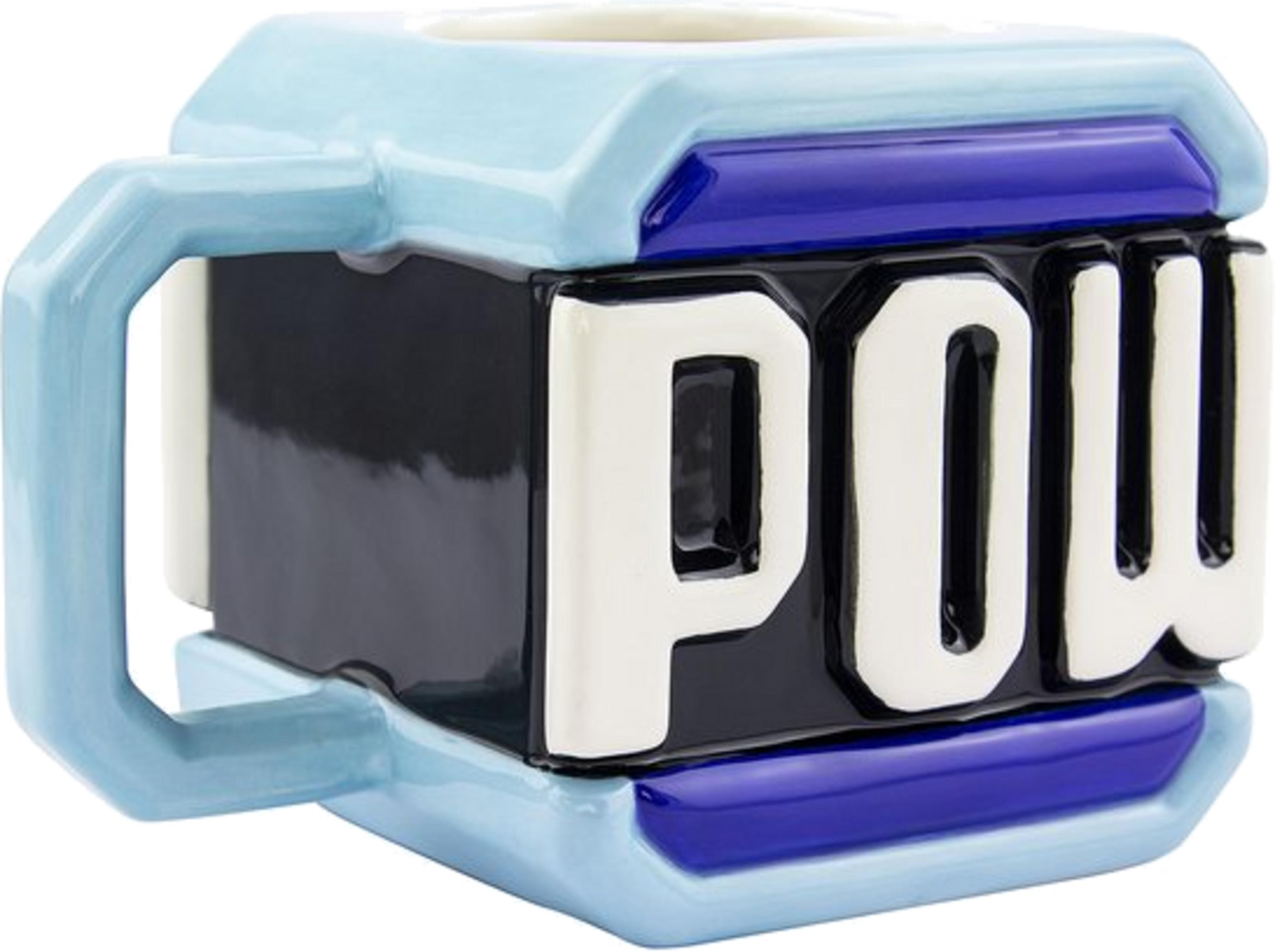Taza azul claro con "POW" en letras blancas sobre fondo negro.