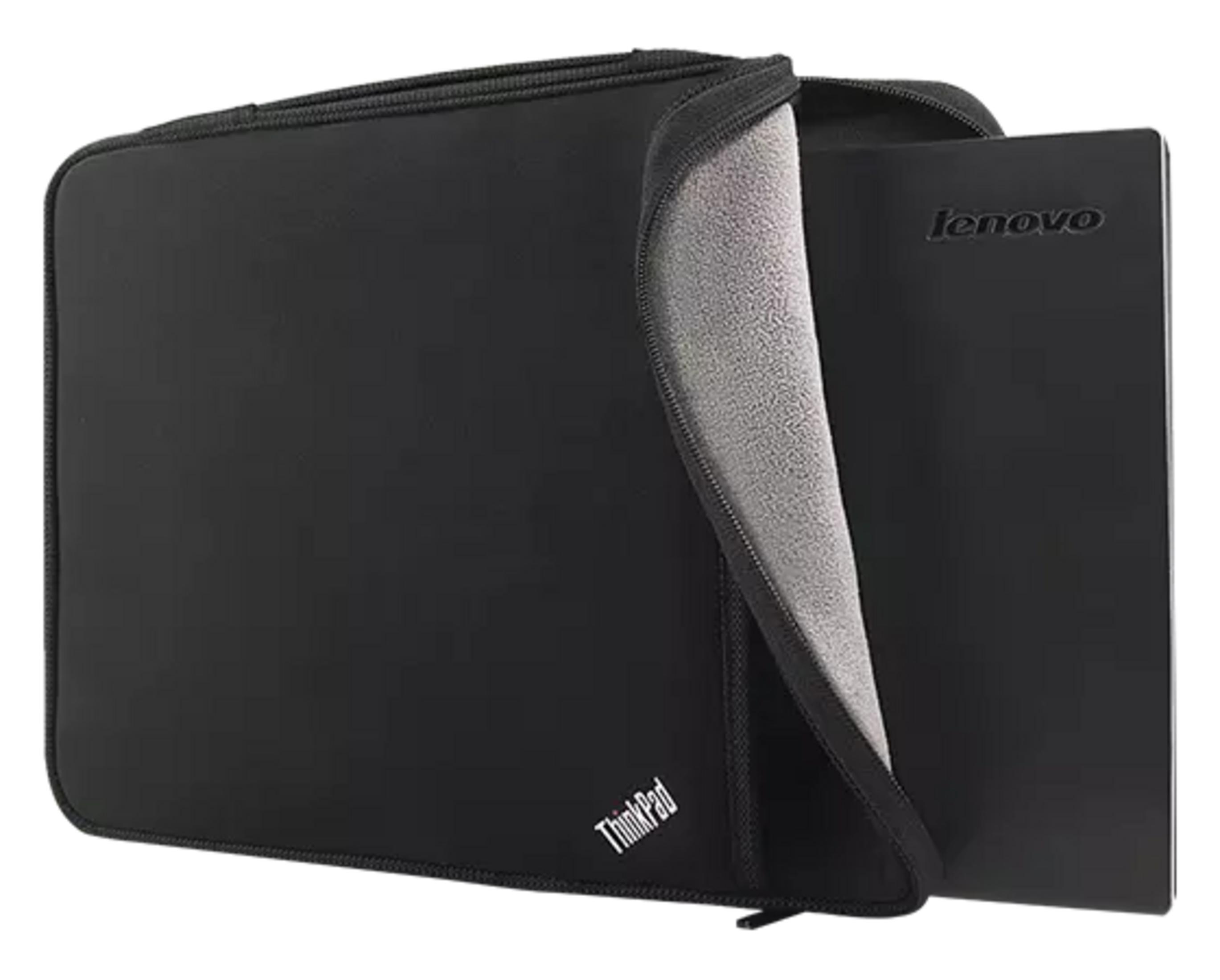 ThinkPad logolu siyah bir dizüstü bilgisayar çantasına siyah bir Lenovo dizüstü bilgisayar yerleştiriliyor.