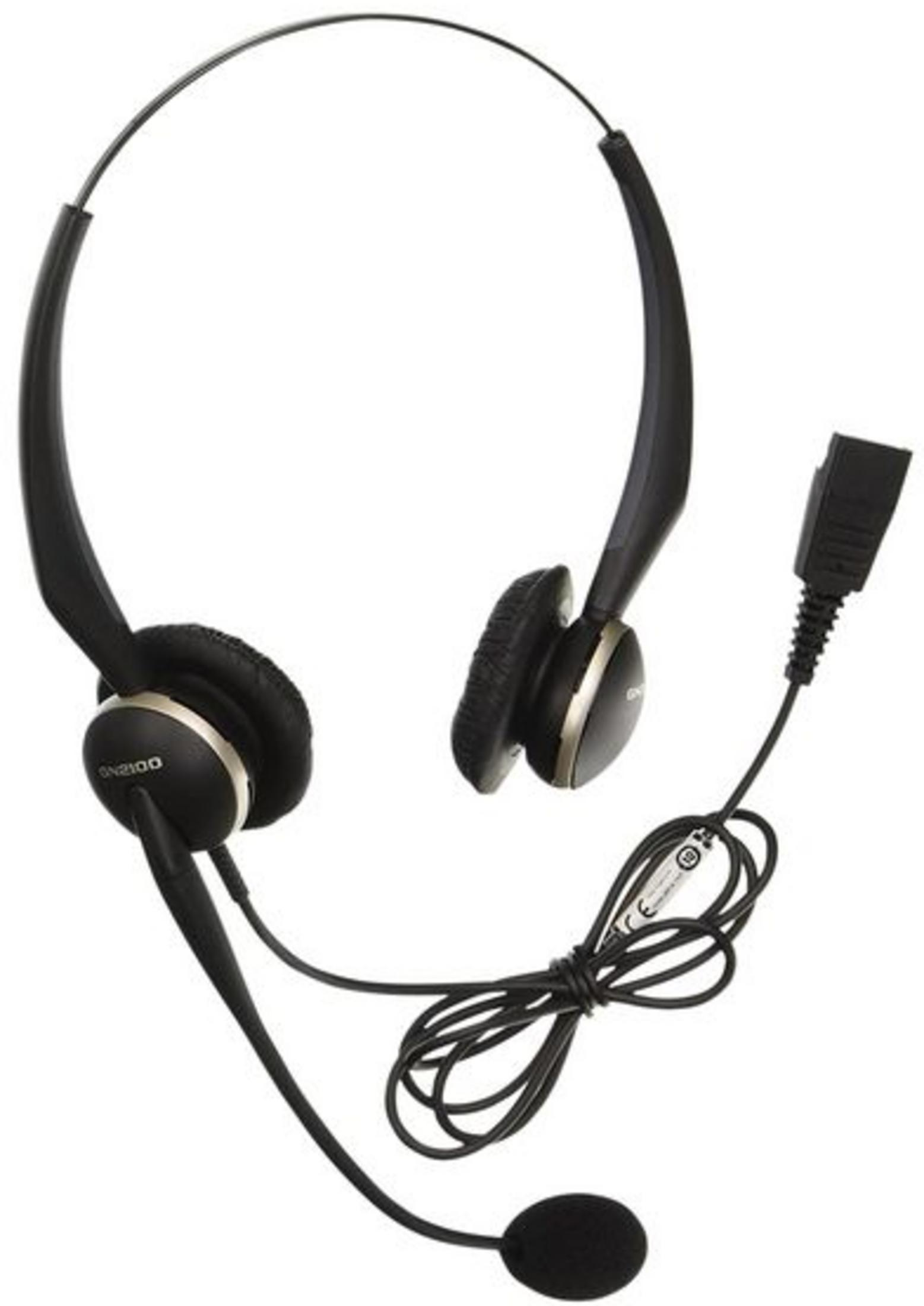Auriculares negros con dos almohadillas y brazo de micrófono.