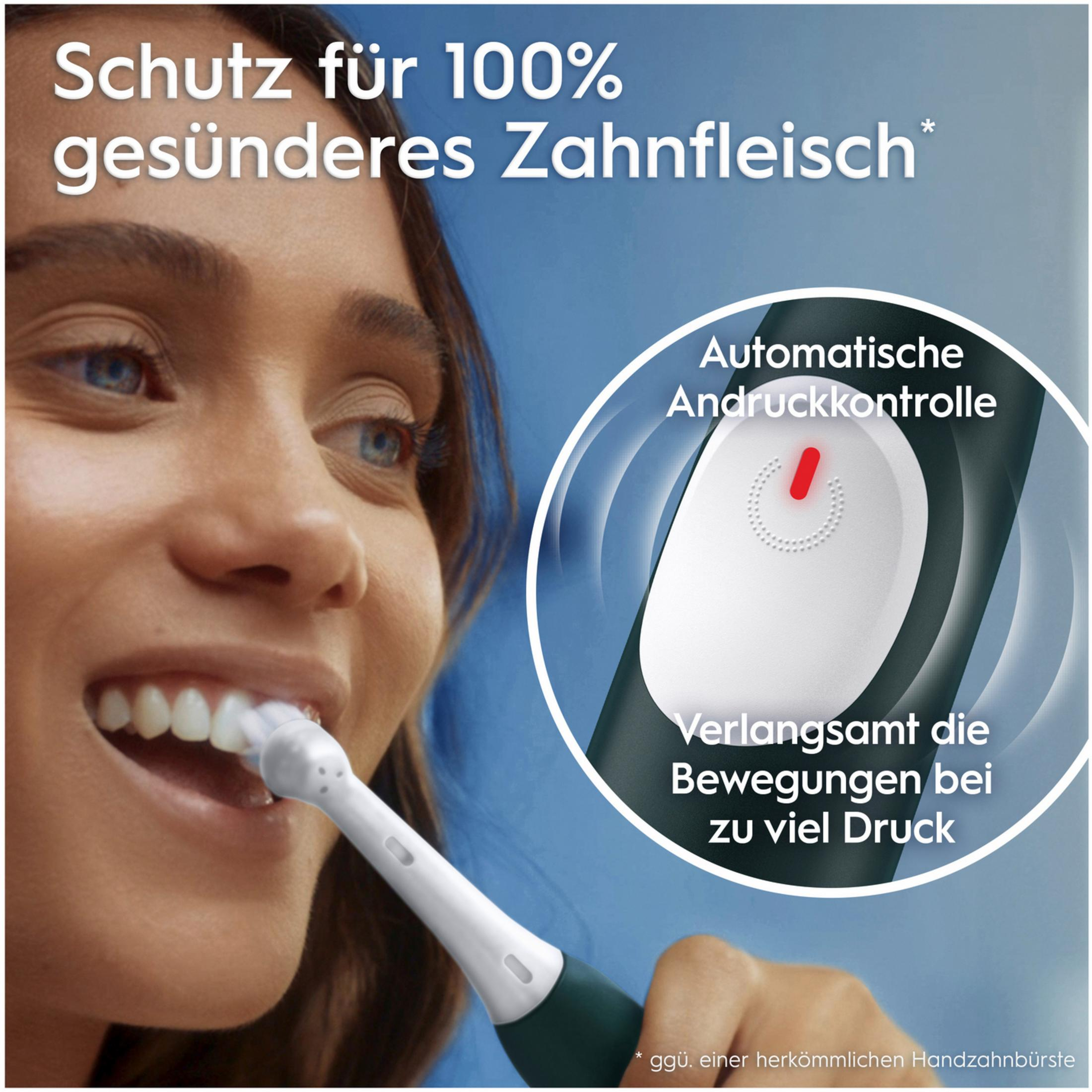 Frau putzt Zähne mit elektrischer Zahnbürste, mit Druckkontrolle.
