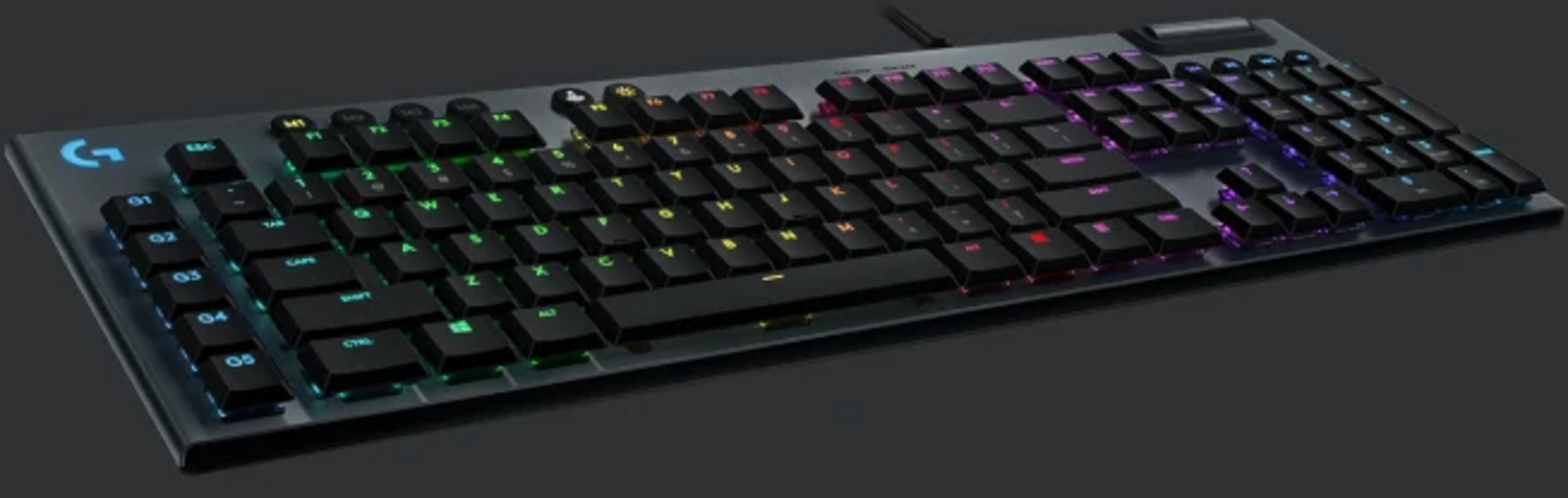 Eine schwarze Tastatur mit RGB-Beleuchtung auf dunklem Hintergrund.