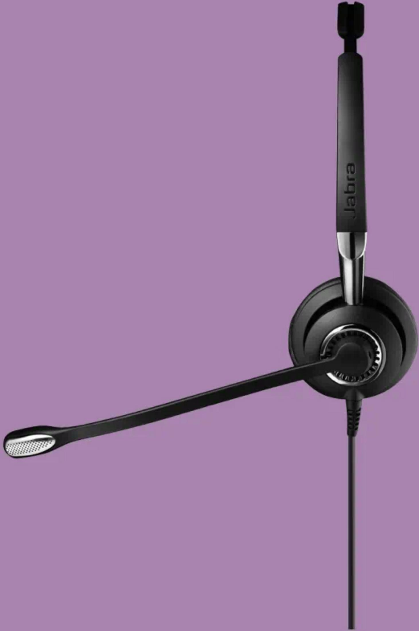 Czarny zestaw słuchawkowy Jabra z wysięgnikiem mikrofonu na fioletowym tle.