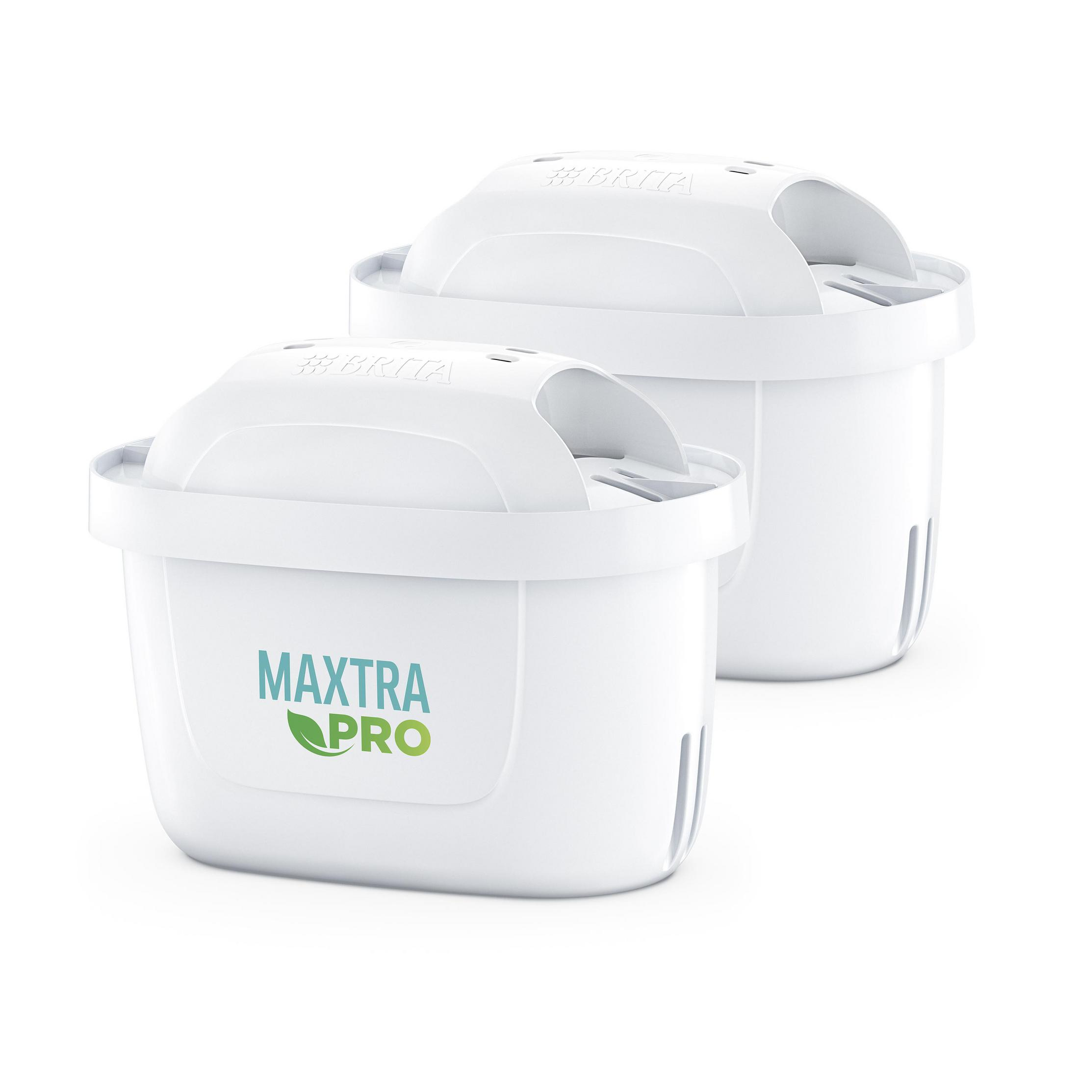 Due cartucce filtranti Brita bianche. Quella frontale ha la scritta MAXTRA PRO.