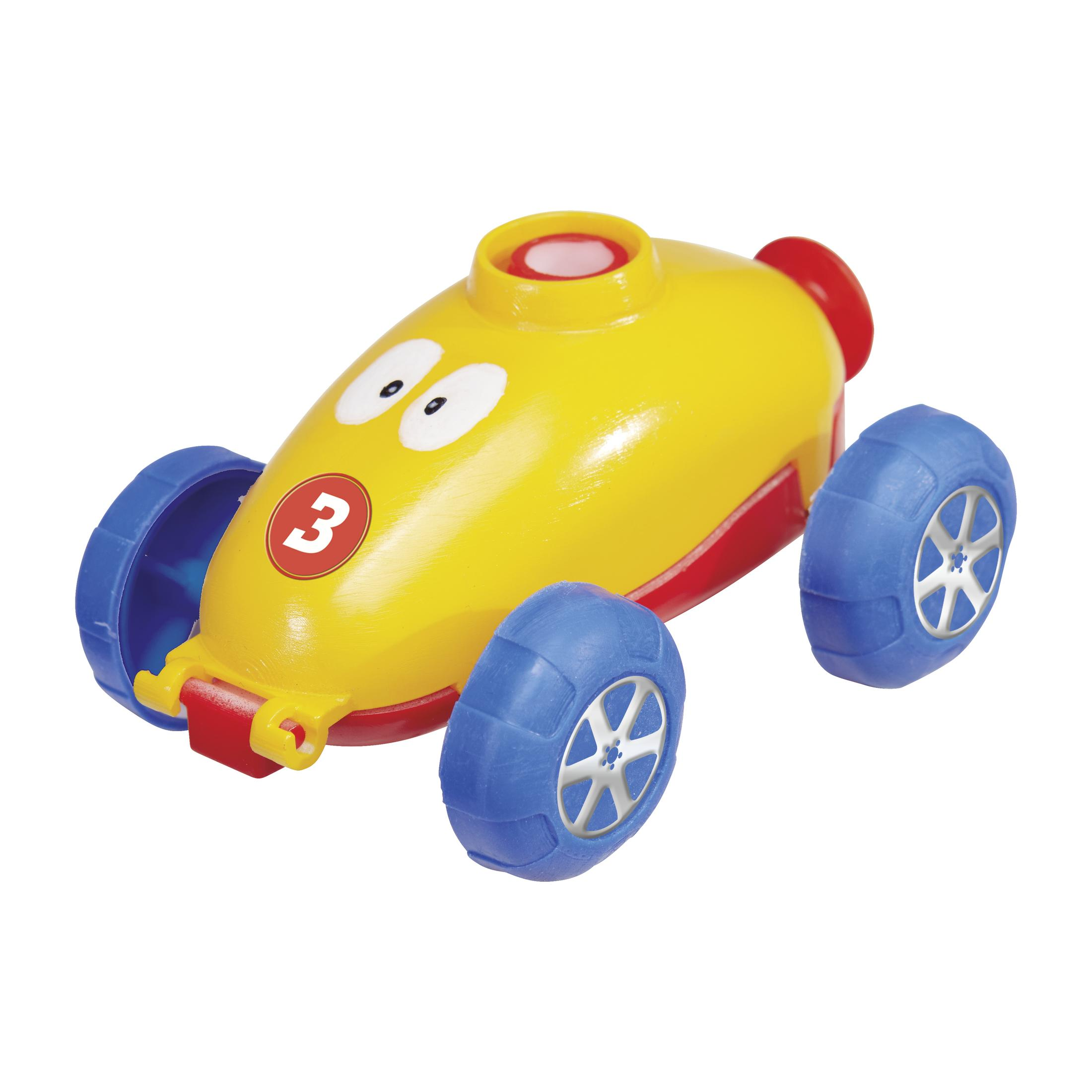 Un'auto giocattolo gialla con accenti rossi, ruote blu e il numero 3.
