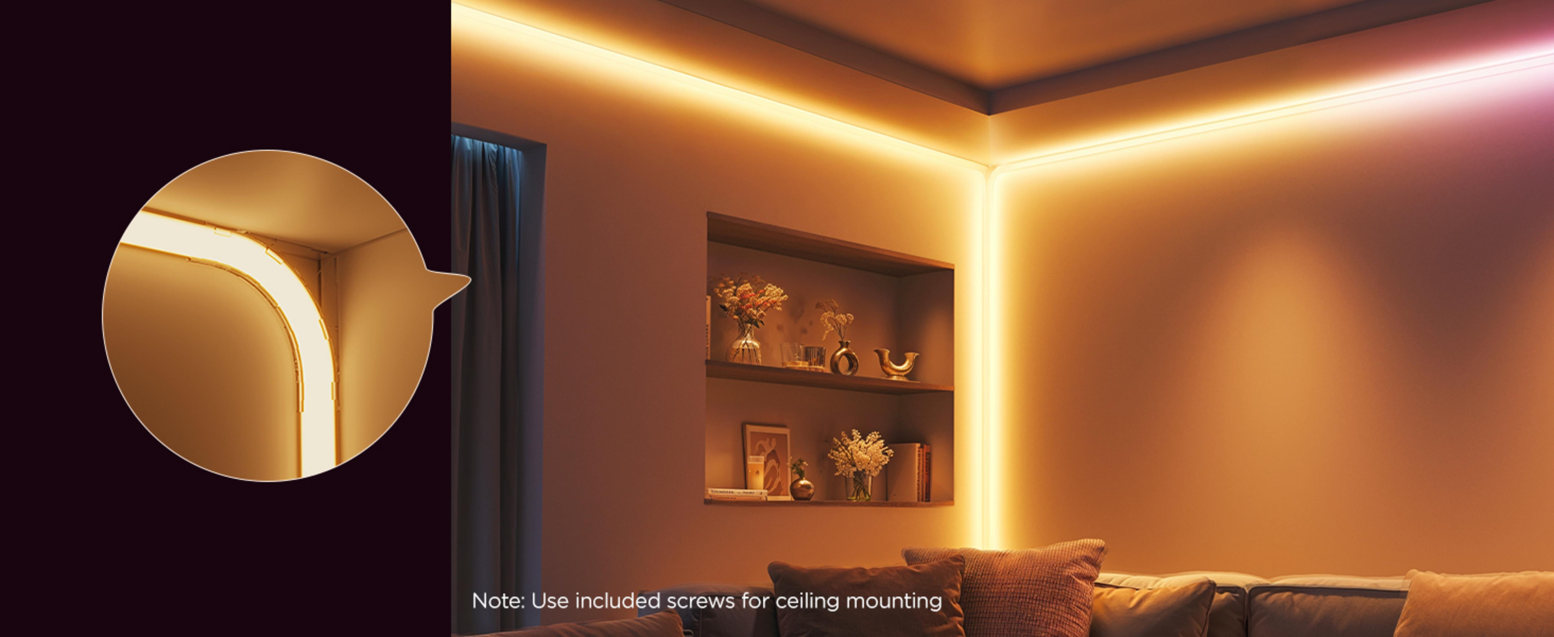 Una mensola angolare con oggetti decorativi, illuminata.