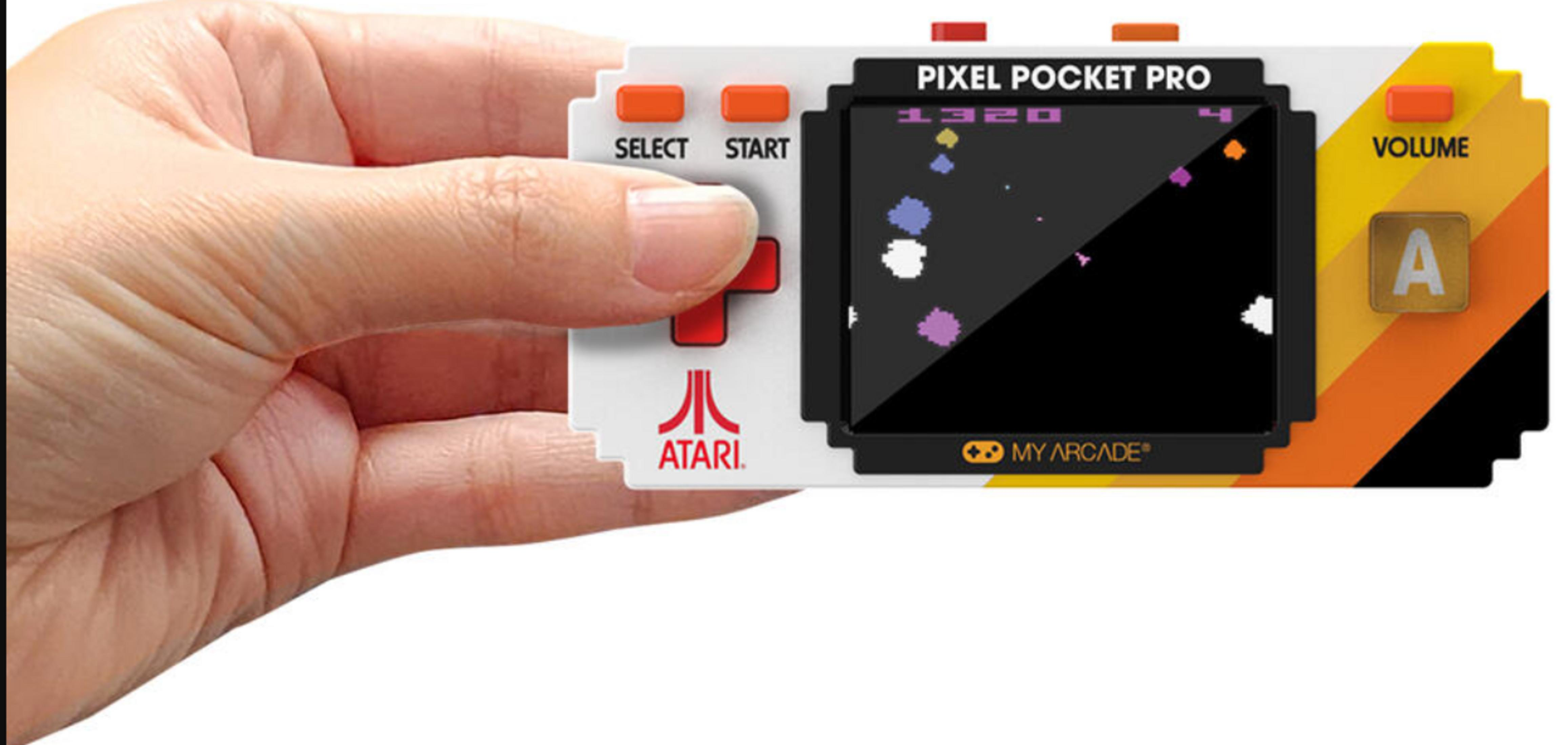 Una mano tiene un dispositivo di gioco portatile retrò con grafica pixel art.