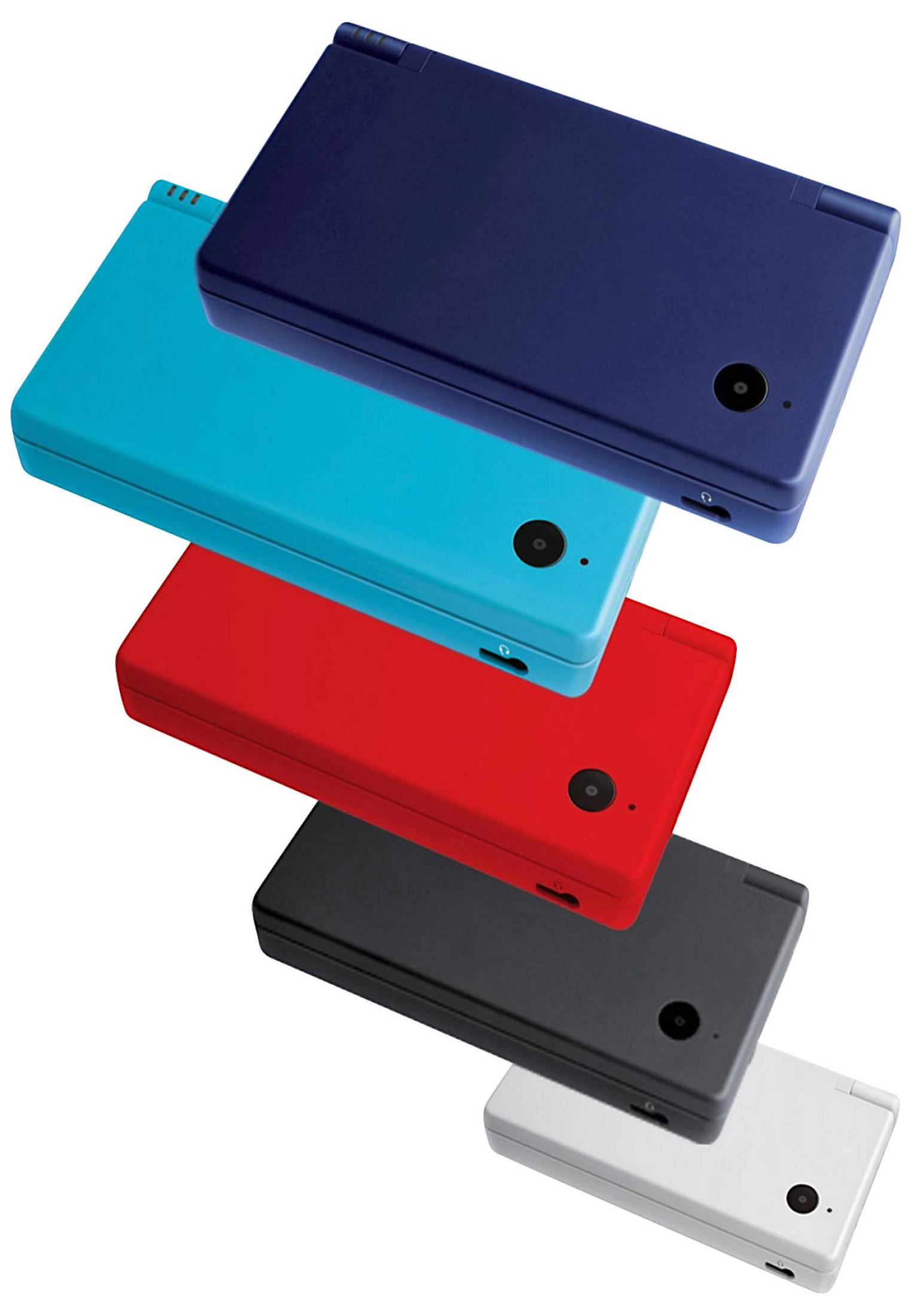 Fünf Nintendo DS-Geräte in verschiedenen Farben: Dunkelblau, Türkis, Rot, Schwarz und Weiß.
