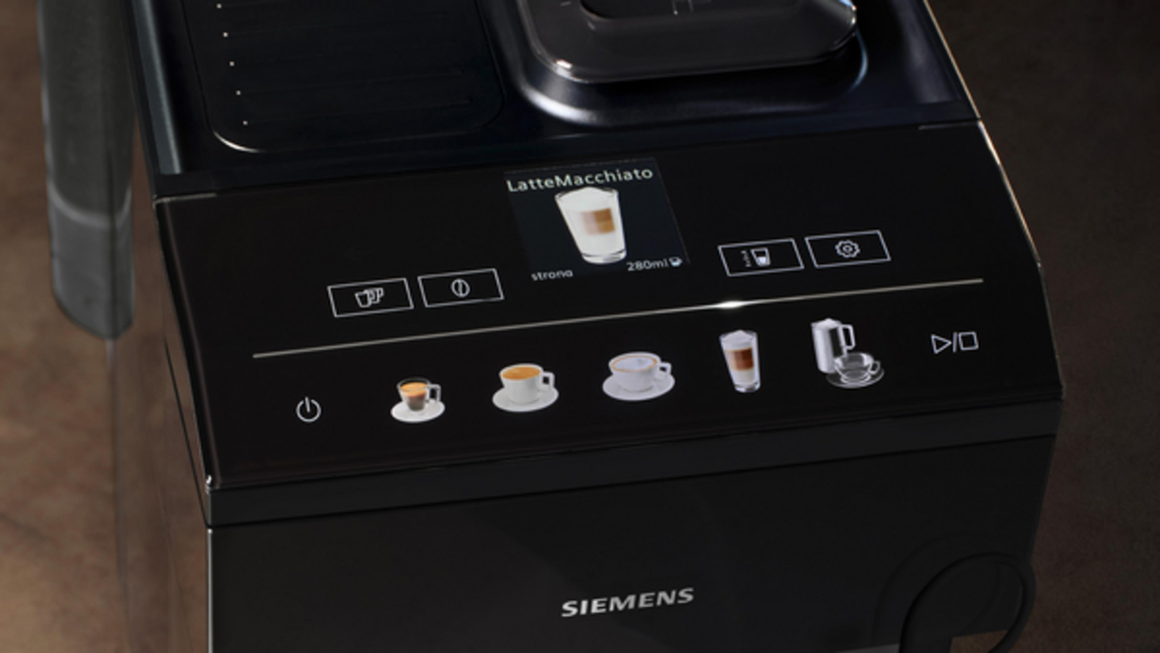 Nahaufnahme einer schwarzen Kaffeemaschine mit Touchscreen-Bedienfeld, das Getränke anzeigt.