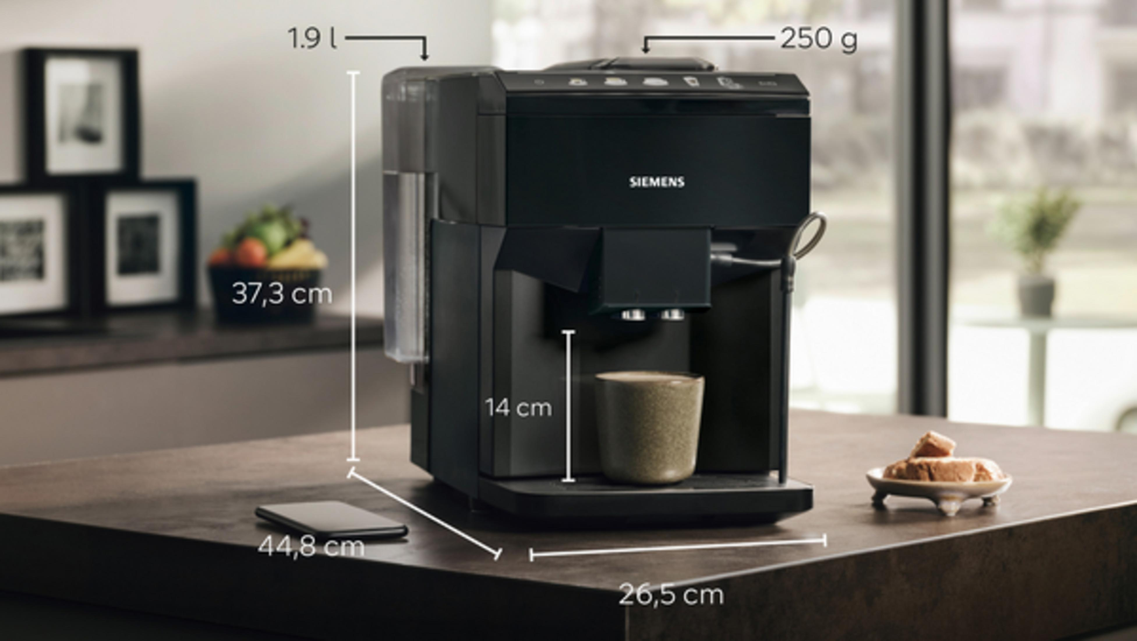 Schwarze Kaffeemaschine mit Tasse und Obstschale. Maße sind angegeben.