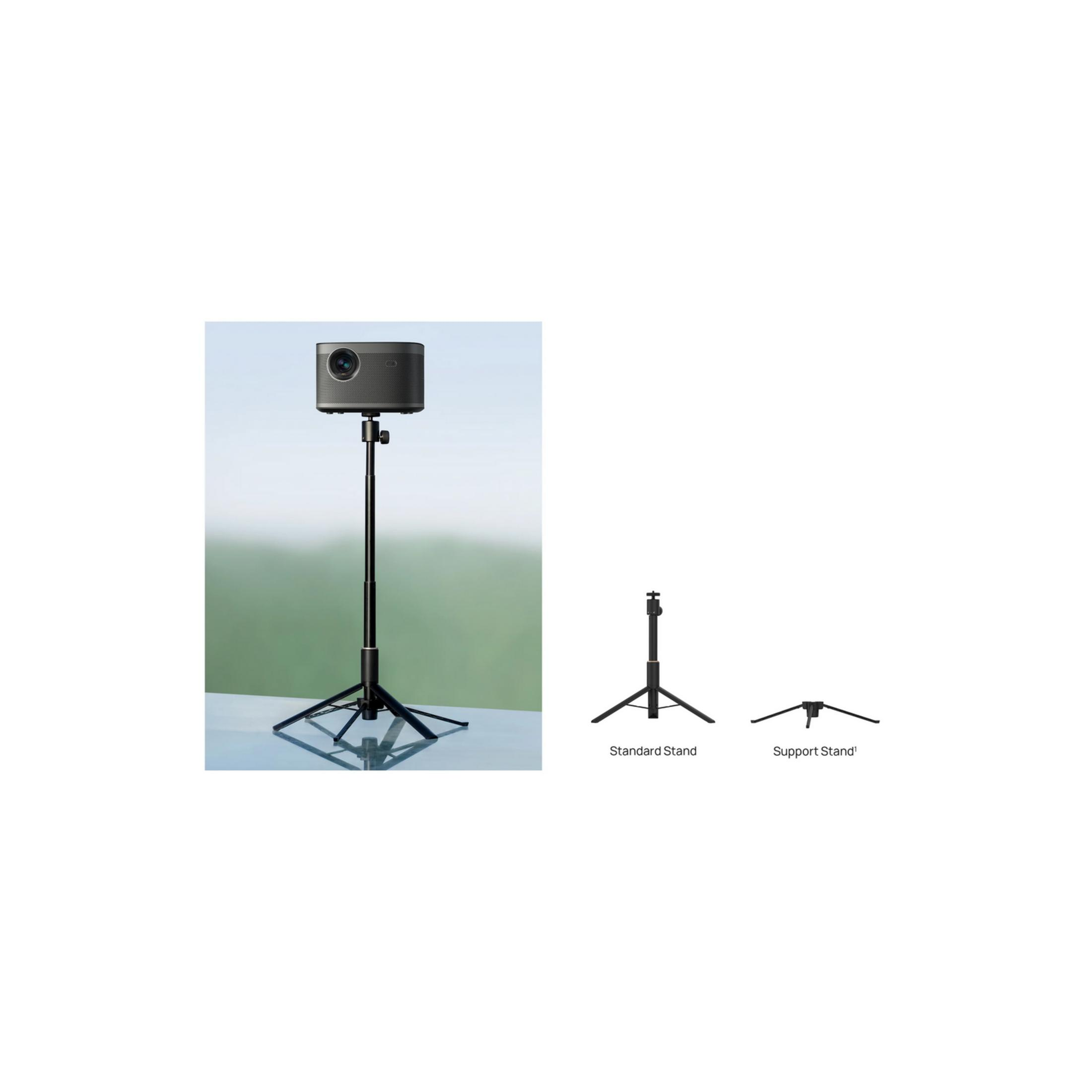 Un proyector en un soporte alto junto a dos soportes más pequeños.
