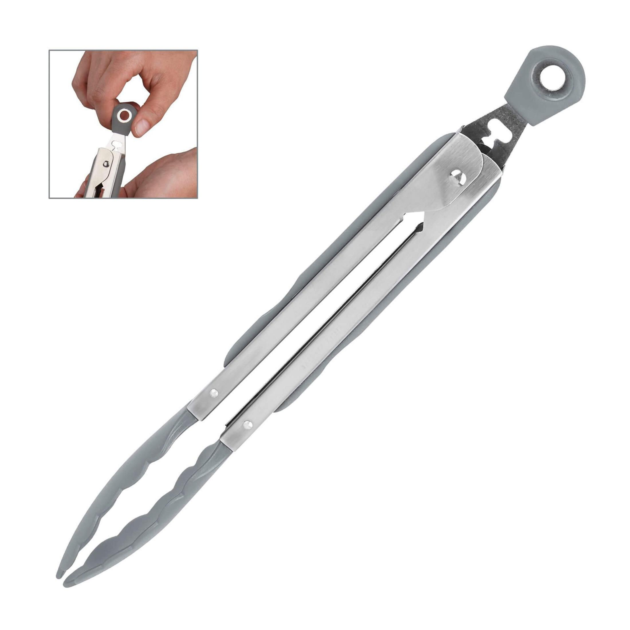 Graue Küchenzange aus Metall mit Silikonspitzen, in einer Hand gehalten.