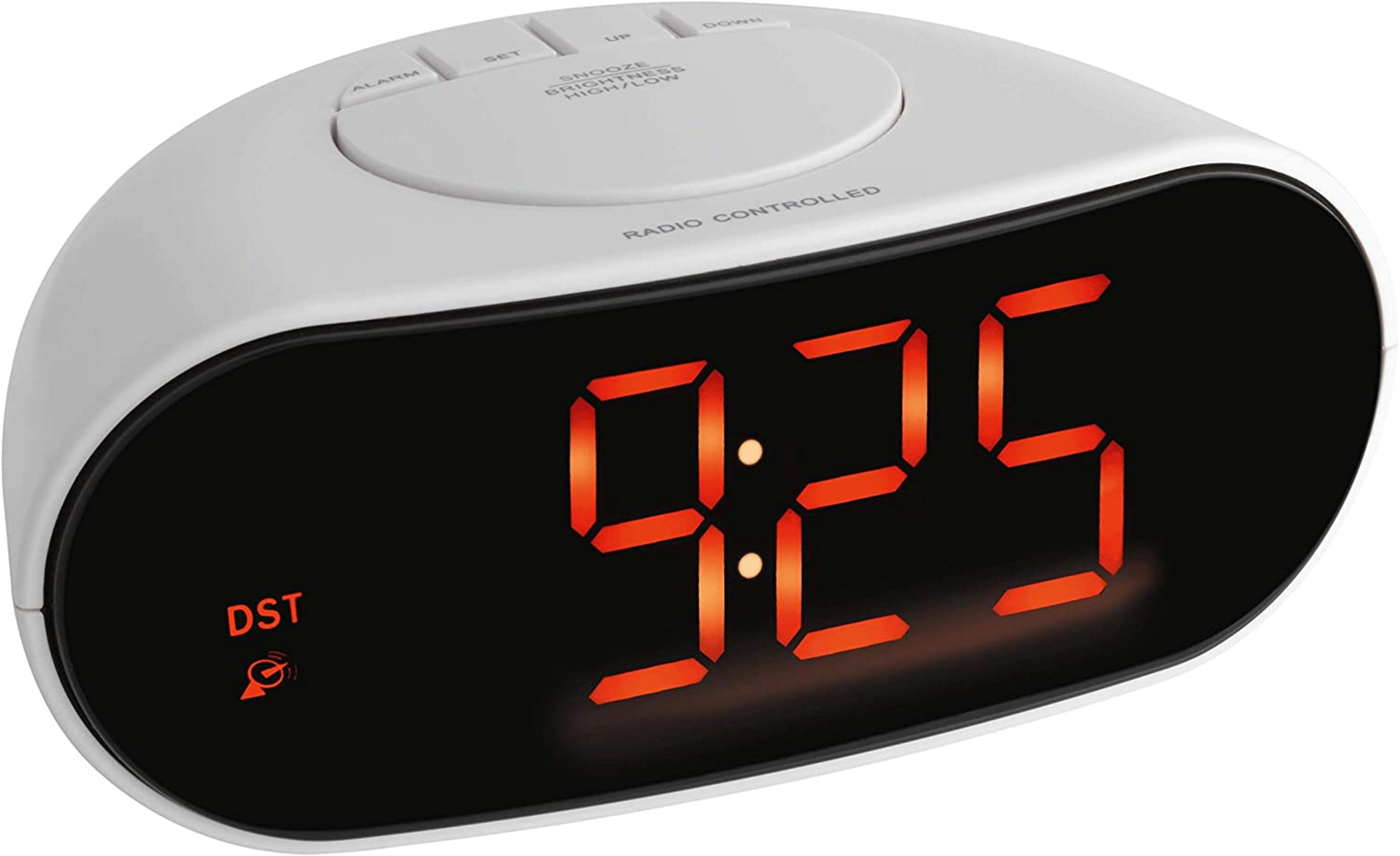 Digitaluhr zeigt 9:25 mit roten Ziffern und DST-Symbol.
