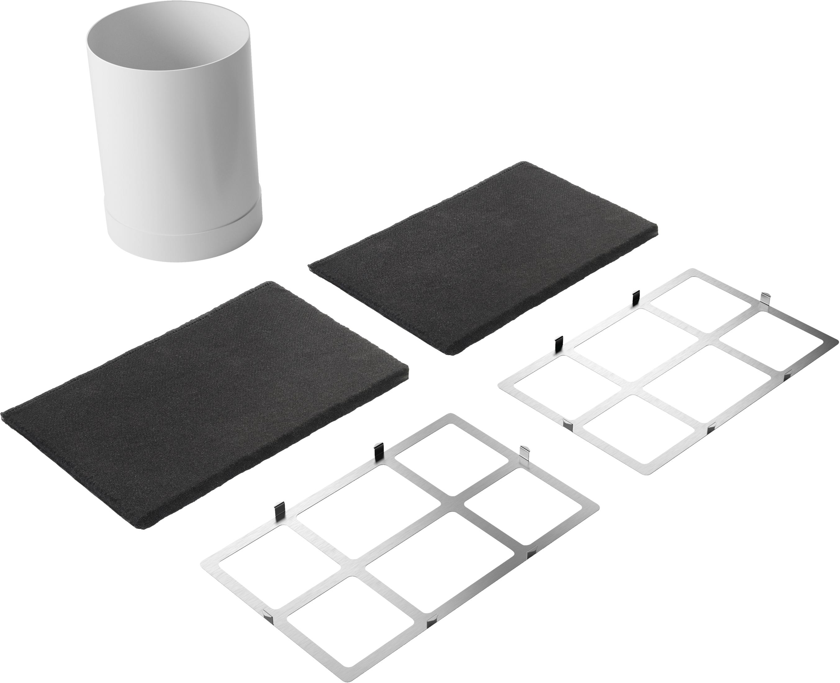 Ein weißer Zylinder, zwei schwarze Filter und zwei Metallgitter auf weißem Hintergrund.