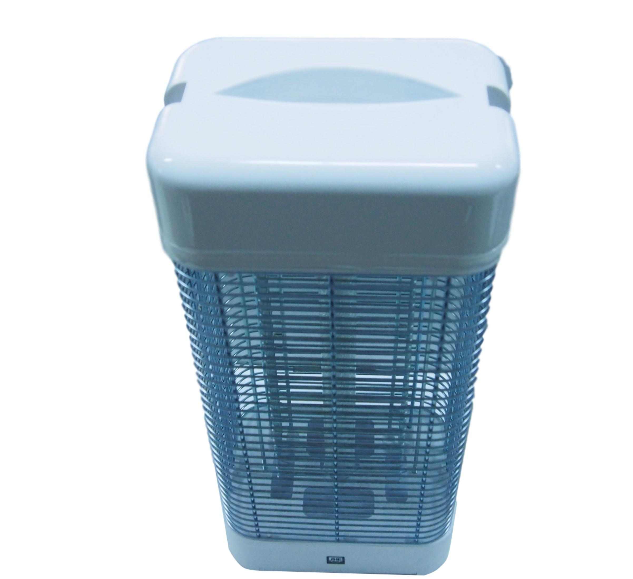 Ein weißer Ventilator mit blauem Gitter steht auf einem weißen Hintergrund.