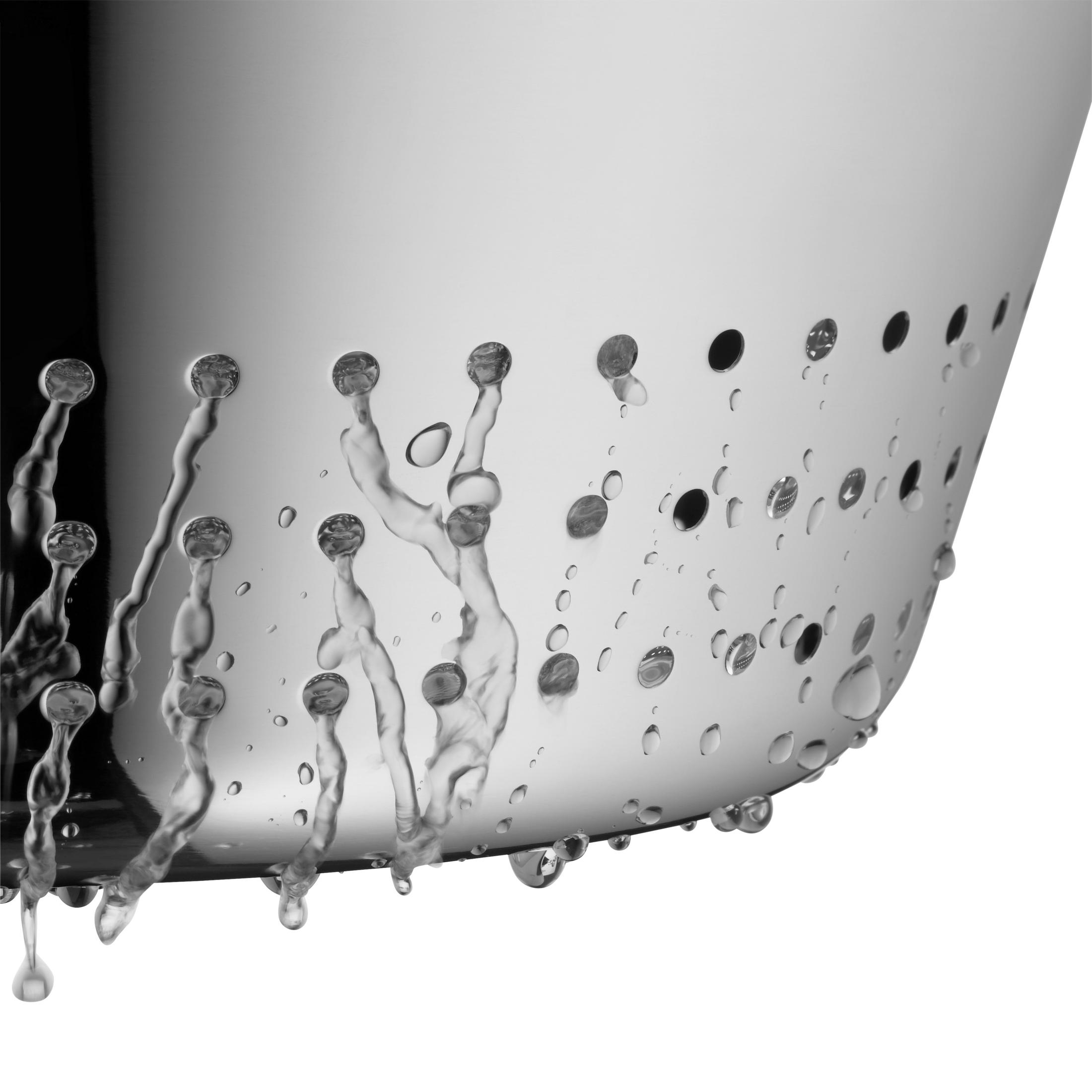 Woda kapie z durszlaka z otworami.