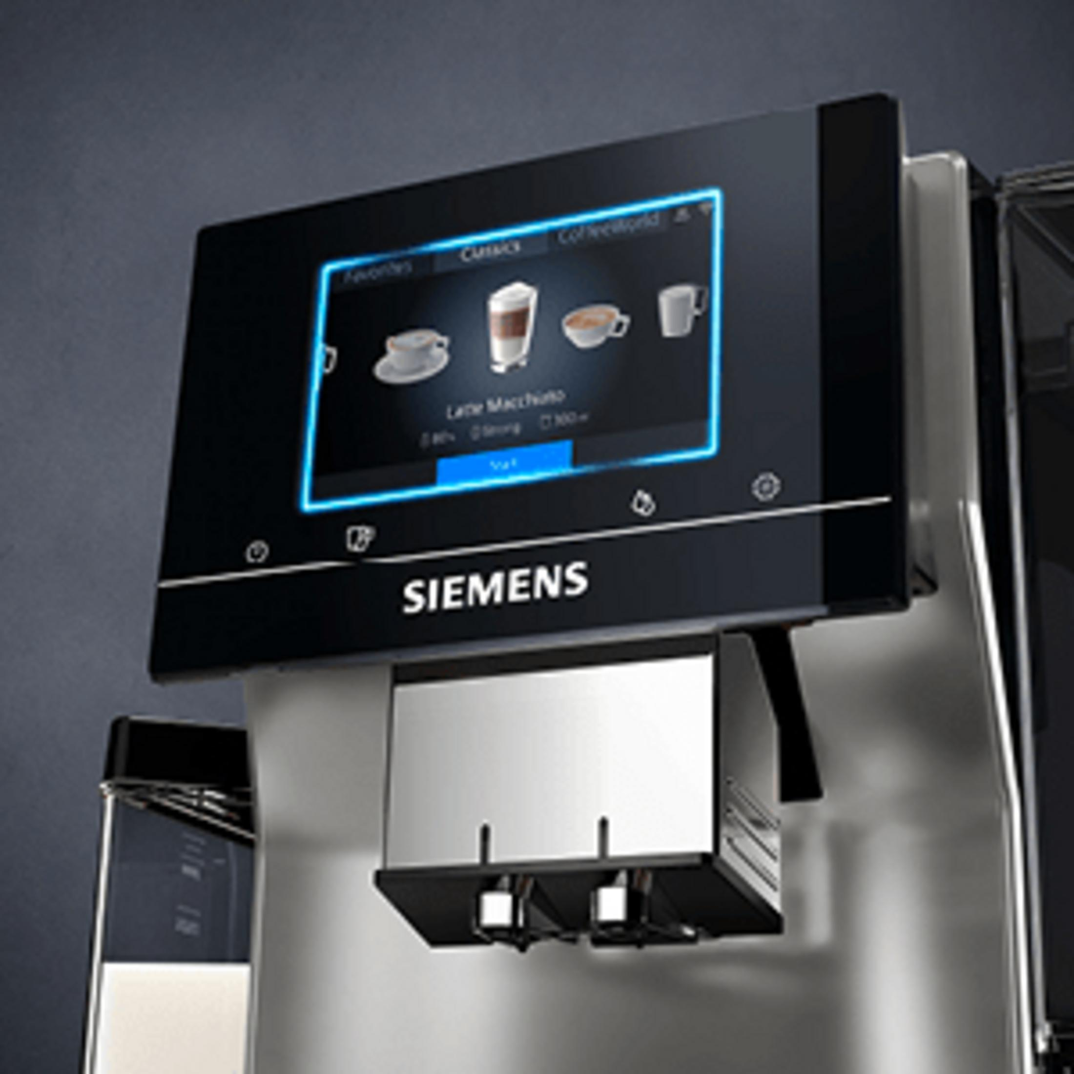 Siemens Kaffeemaschine mit Touchscreen, der Kaffeeoptionen wie Latte Macchiato anzeigt.