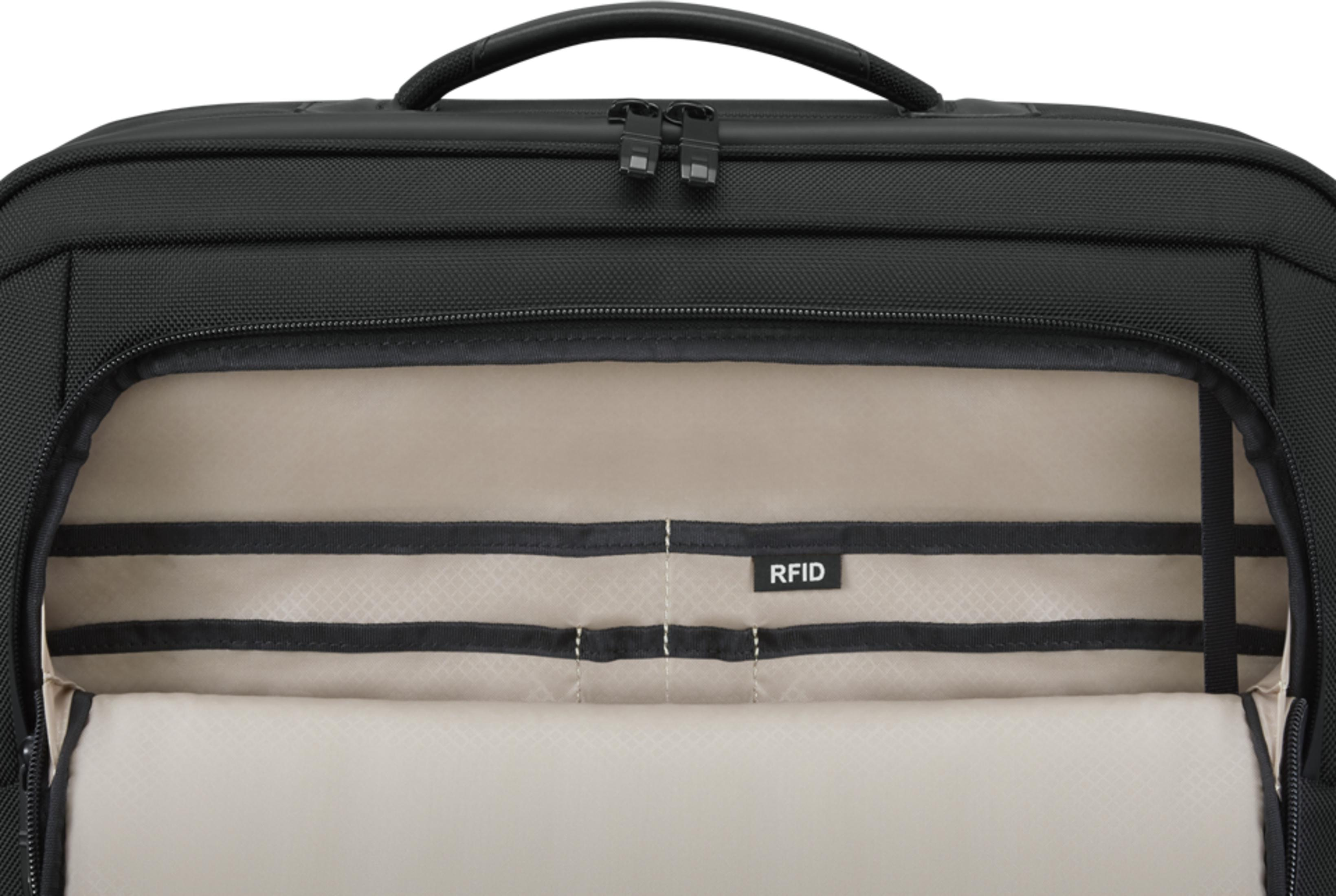 Valigia nera aperta con etichetta RFID. Interno beige chiaro.