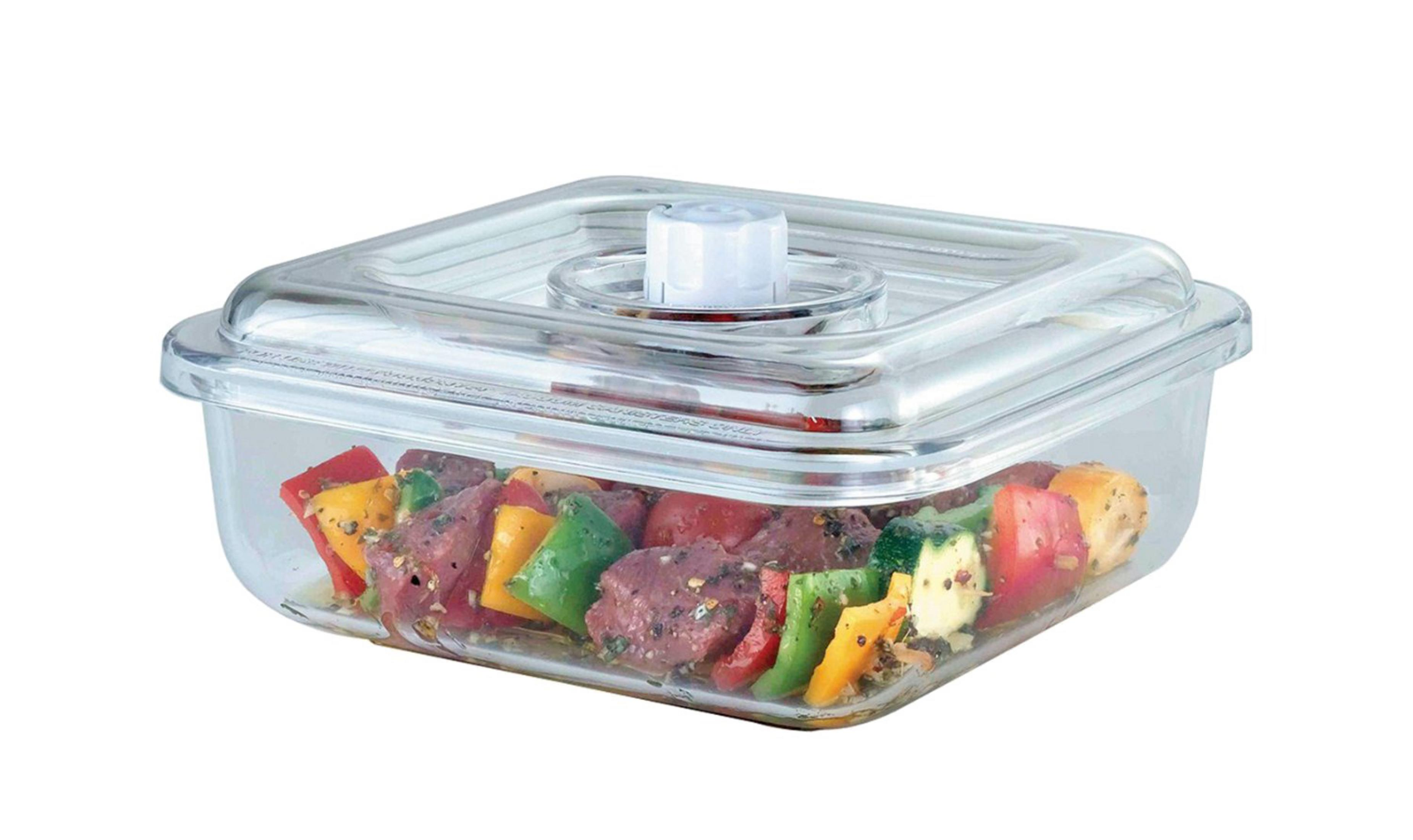 Carne cruda y trozos de pimiento de colores en un recipiente al vacío.