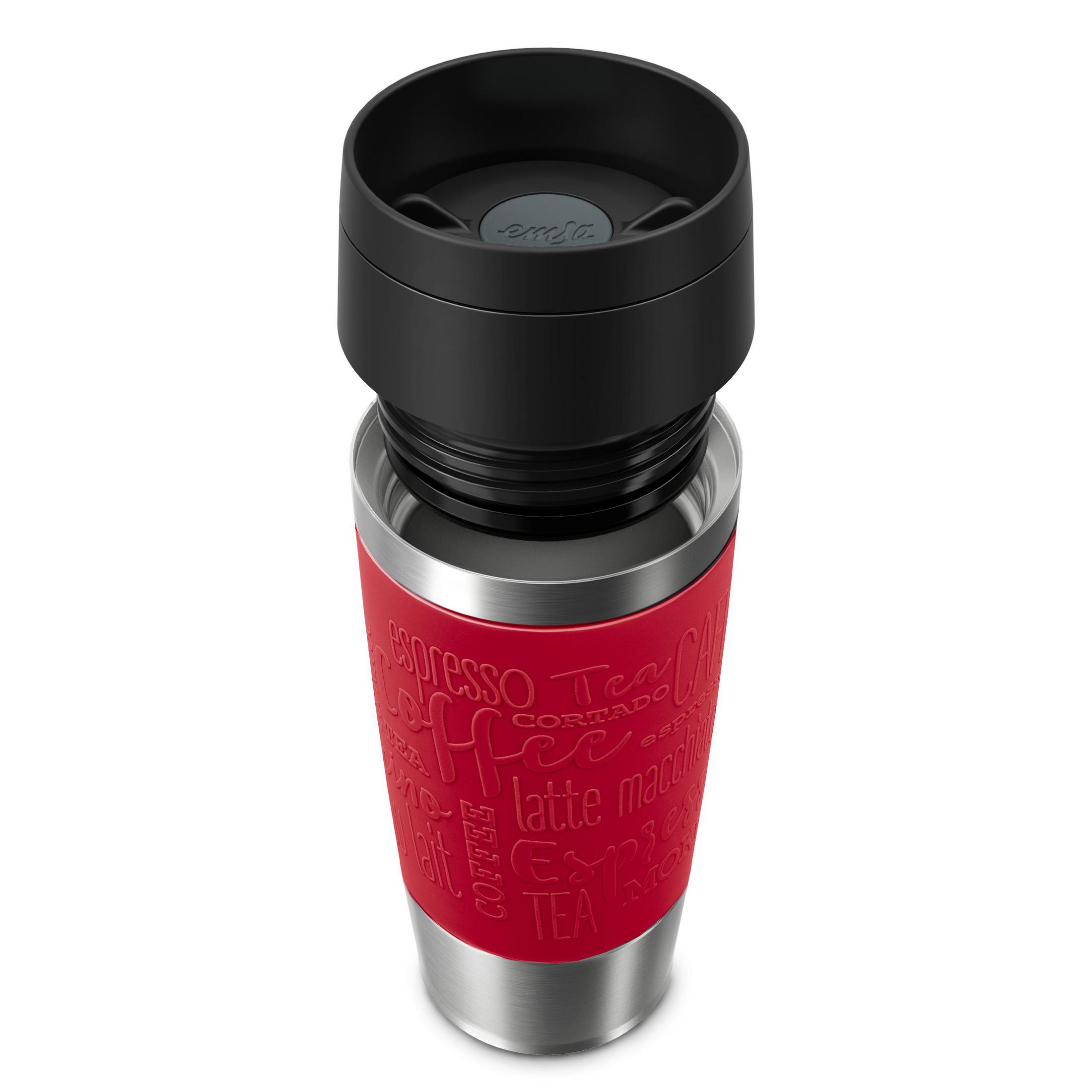 Ein roter Thermobecher mit schwarzem Deckel und Kaffee-Wort-Prägung.