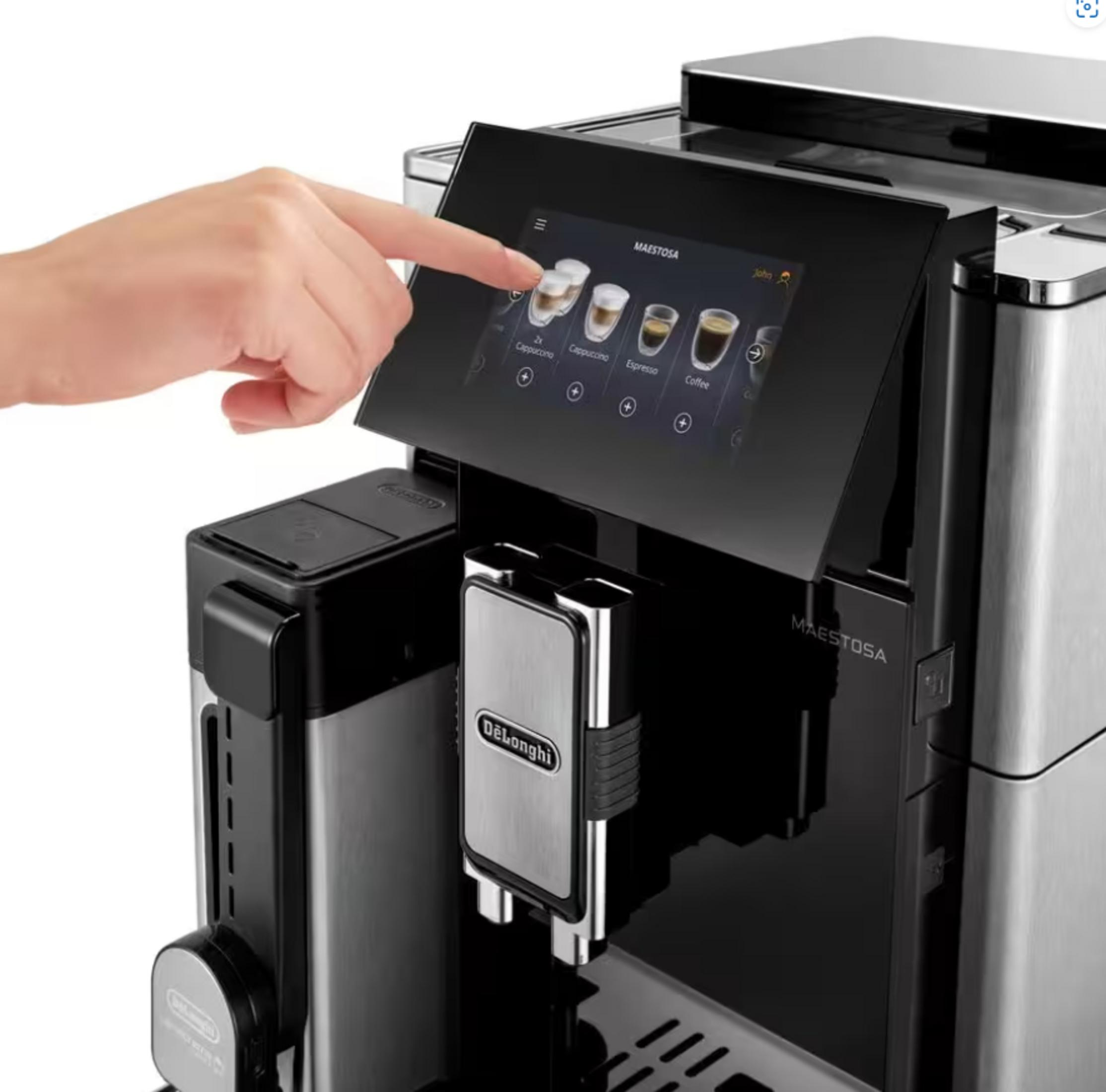 Eine Hand tippt auf den Touchscreen einer Kaffeemaschine mit verschiedenen Kaffeeoptionen.