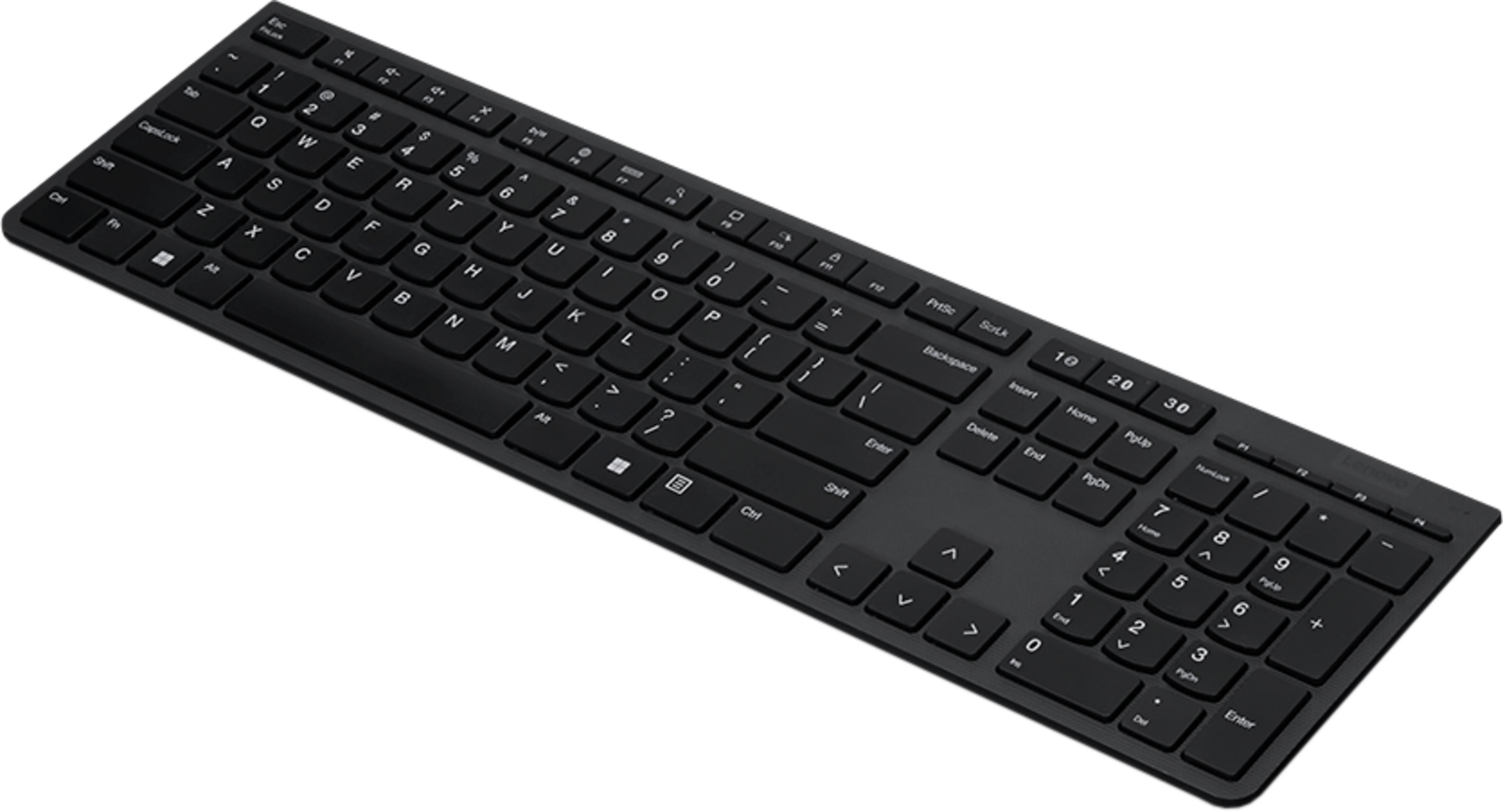 Un teclado de computadora negro con teclado numérico se muestra en ángulo sobre fondo blanco.