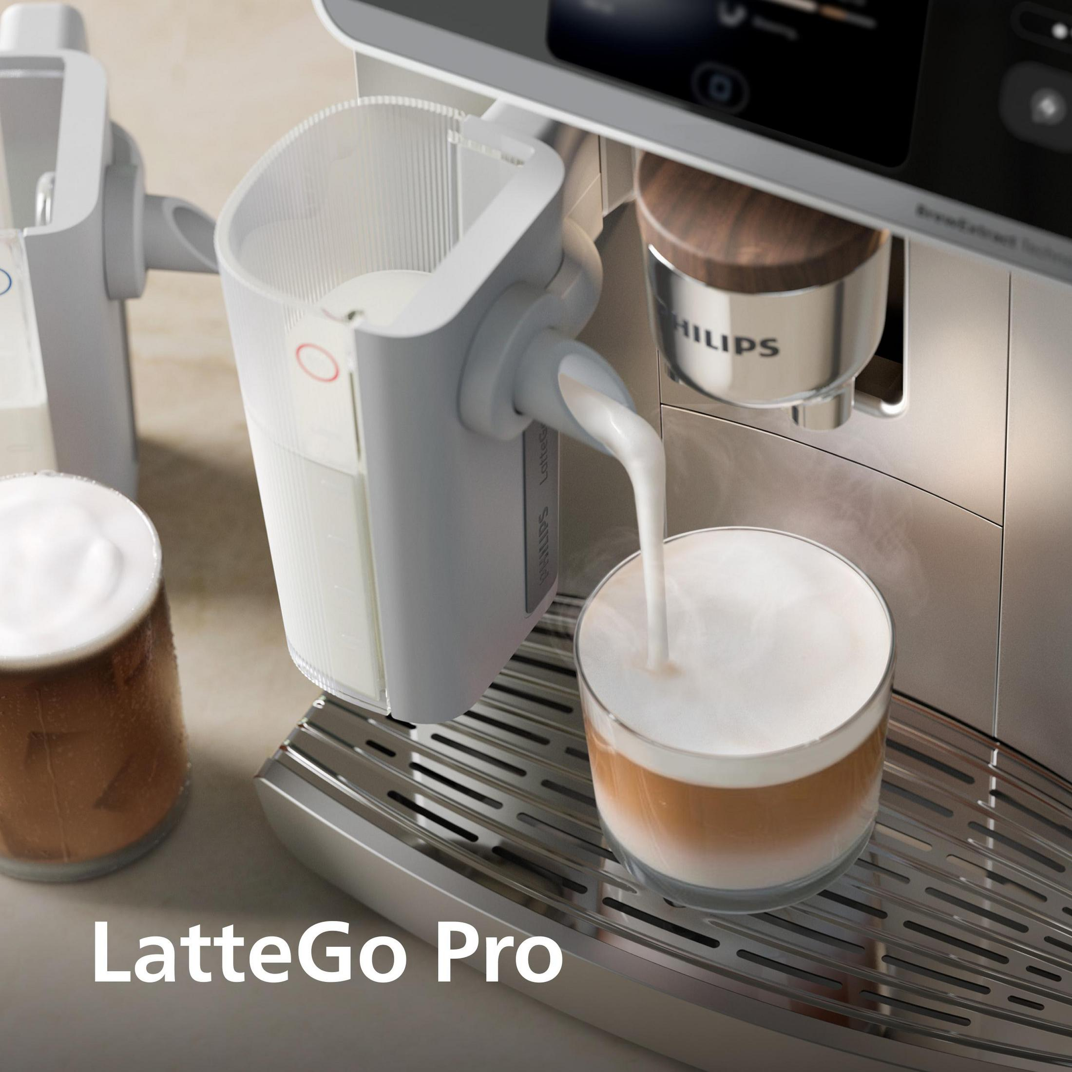 Eine Kaffeemaschine mit Milch, die in ein Glas gegossen wird, mit Text.