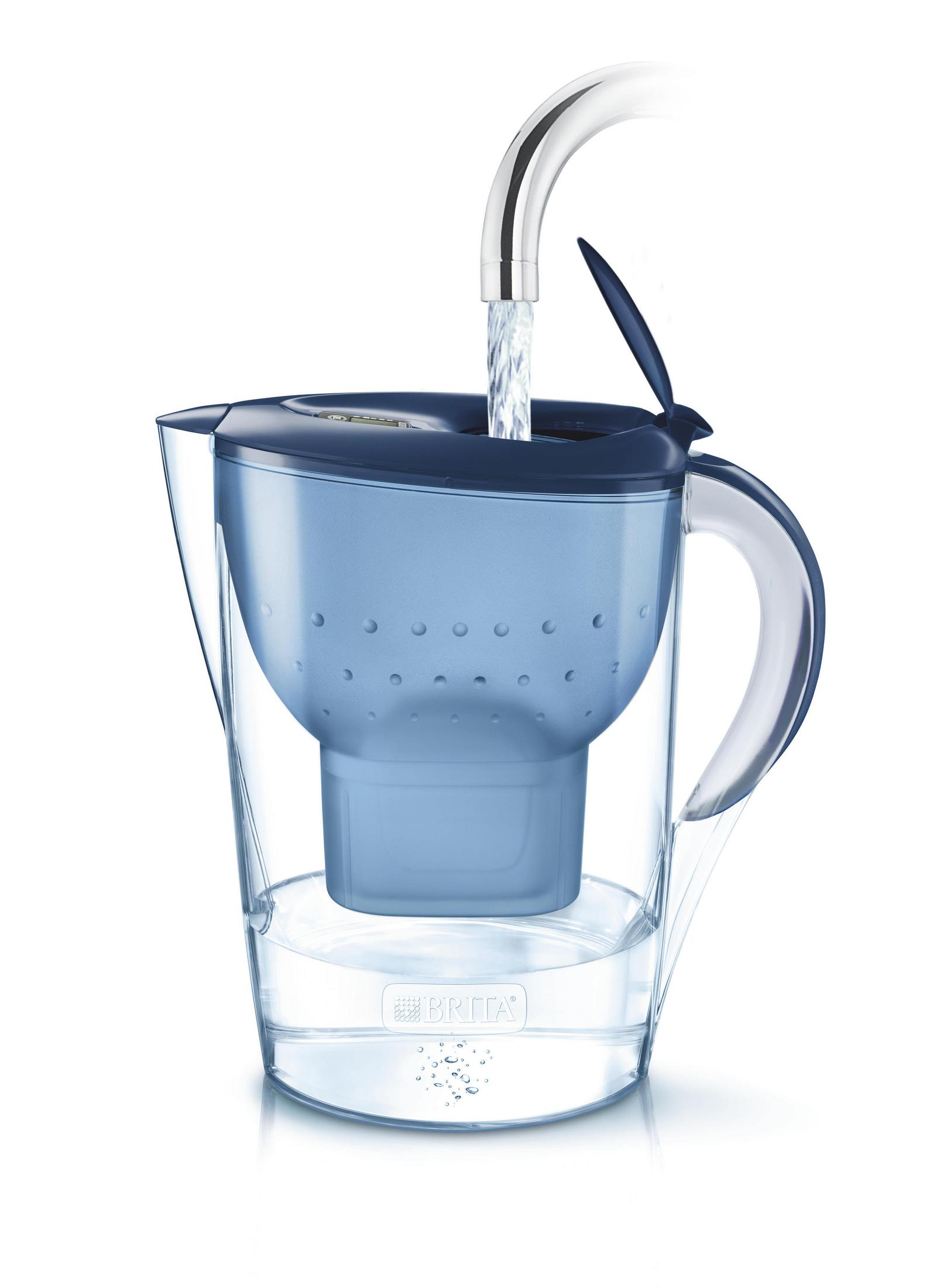 Eine Brita-Wasserfilterkanne mit blauer Oberseite, Wasser fließt aus einem Hahn.