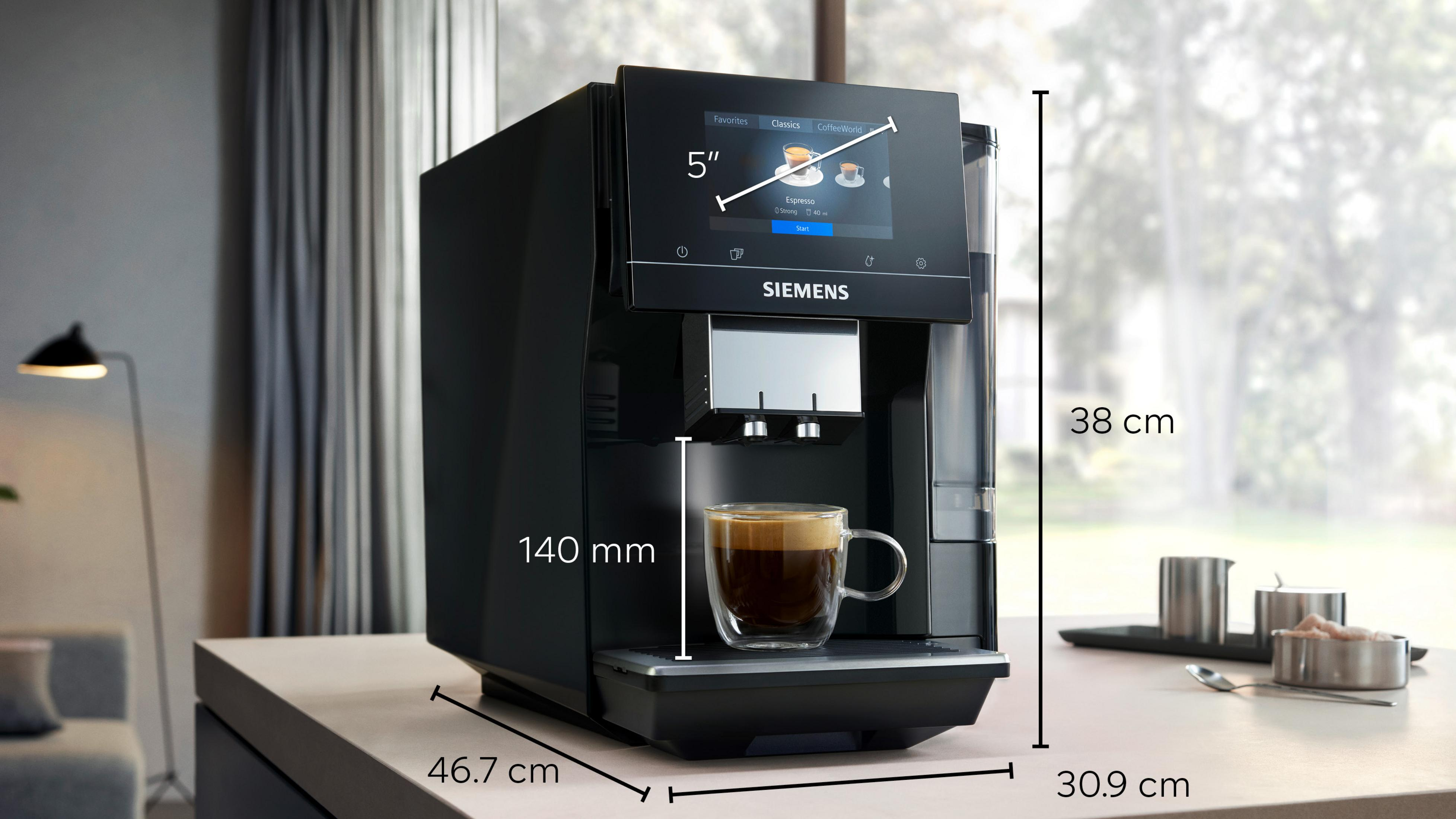 Una macchina da caffè Siemens nera con un espresso in una tazza di vetro.