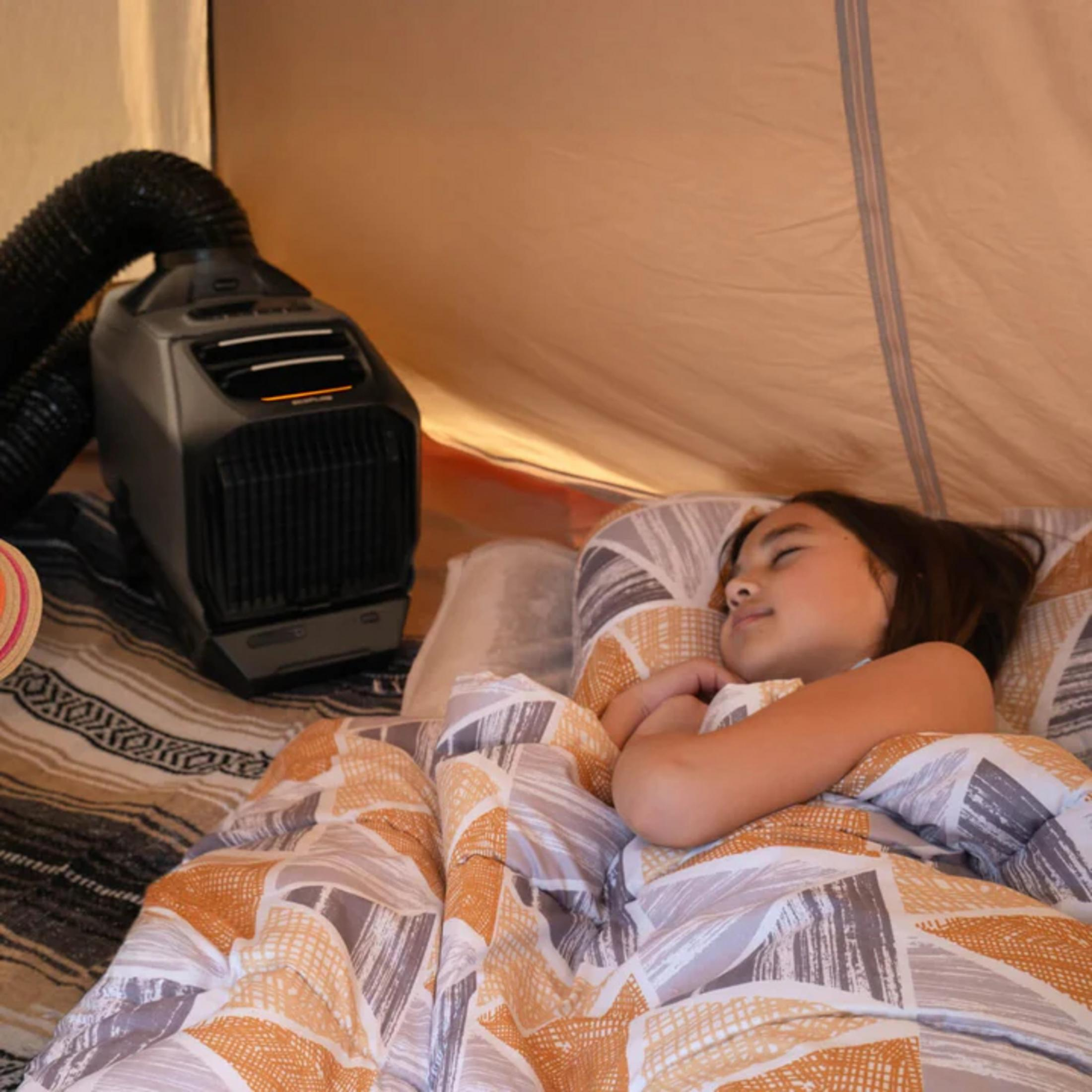 Dziewczynka śpi w namiociecie obok grzejnika.