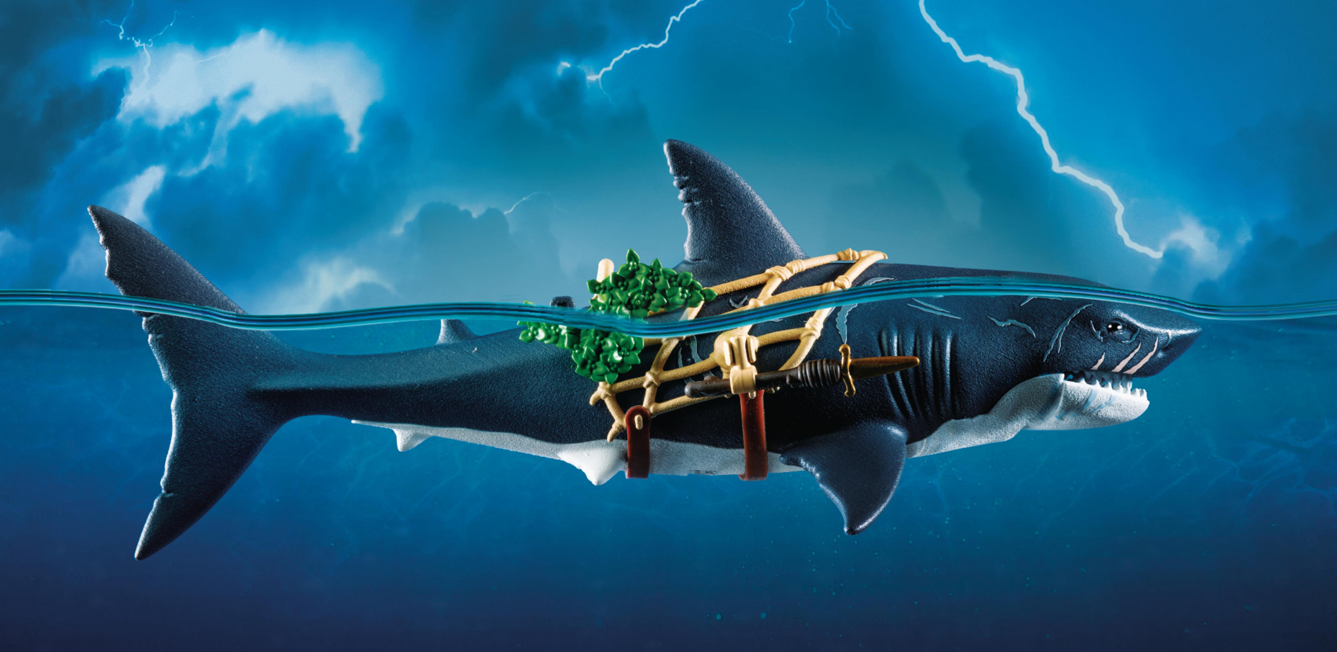 Zabawkowy rekin z wyposażeniem pływa pod wodą, błyskawice na niebie.