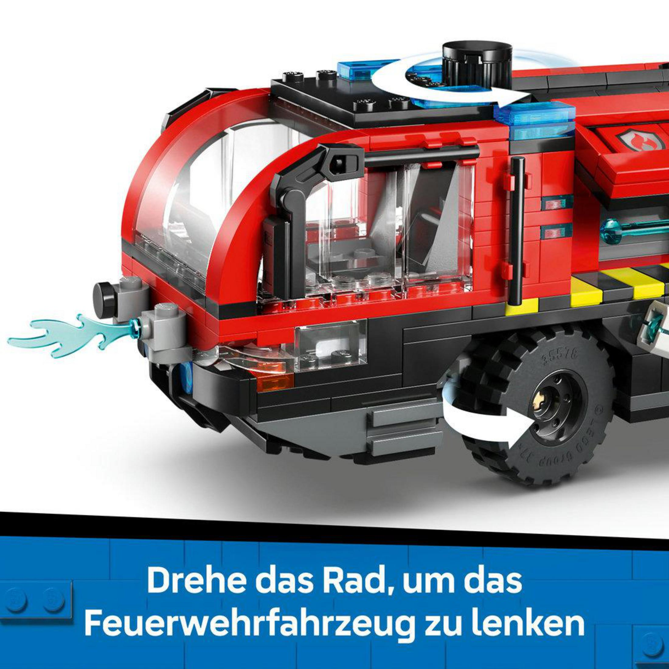 Czerwony wóz strażacki Lego z niebieskimi światłami i wężem.