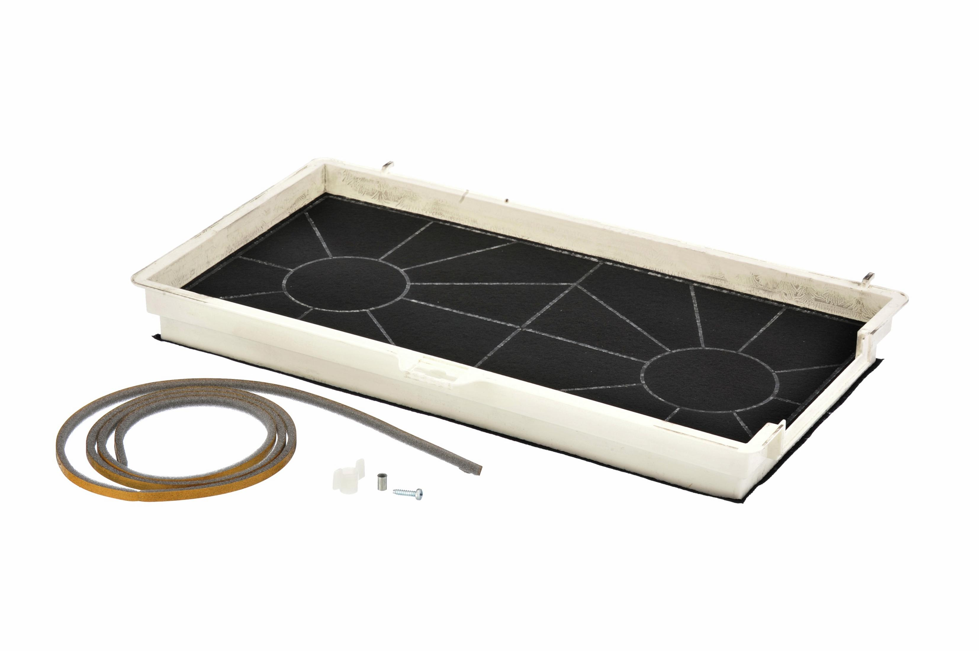 Wkład filtra węglowego z uszczelką, klipsem i śrubą na białym tle.