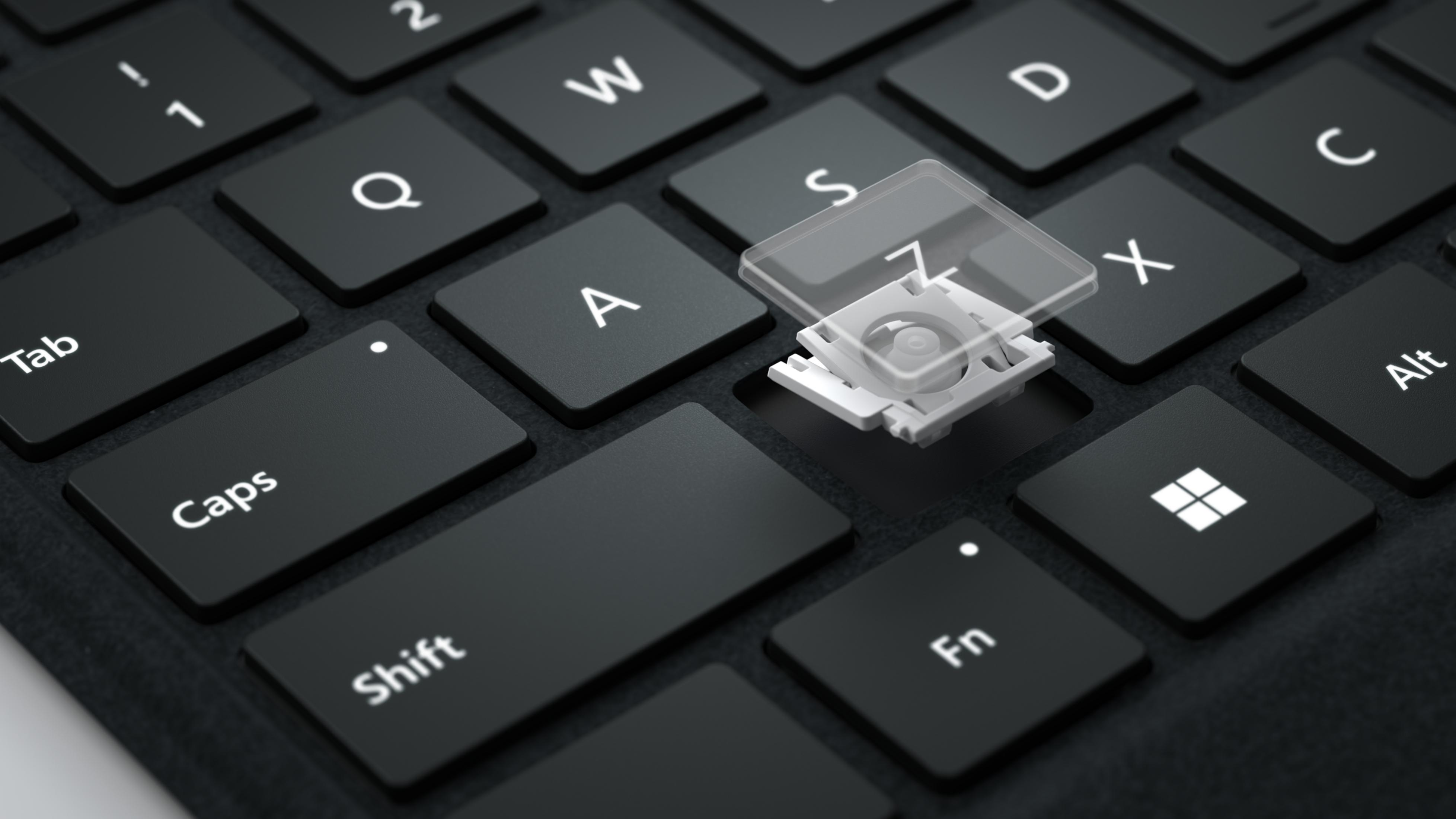 Nahaufnahme einer Tastatur mit abgehobener Z-Taste, die den Mechanismus zeigt.