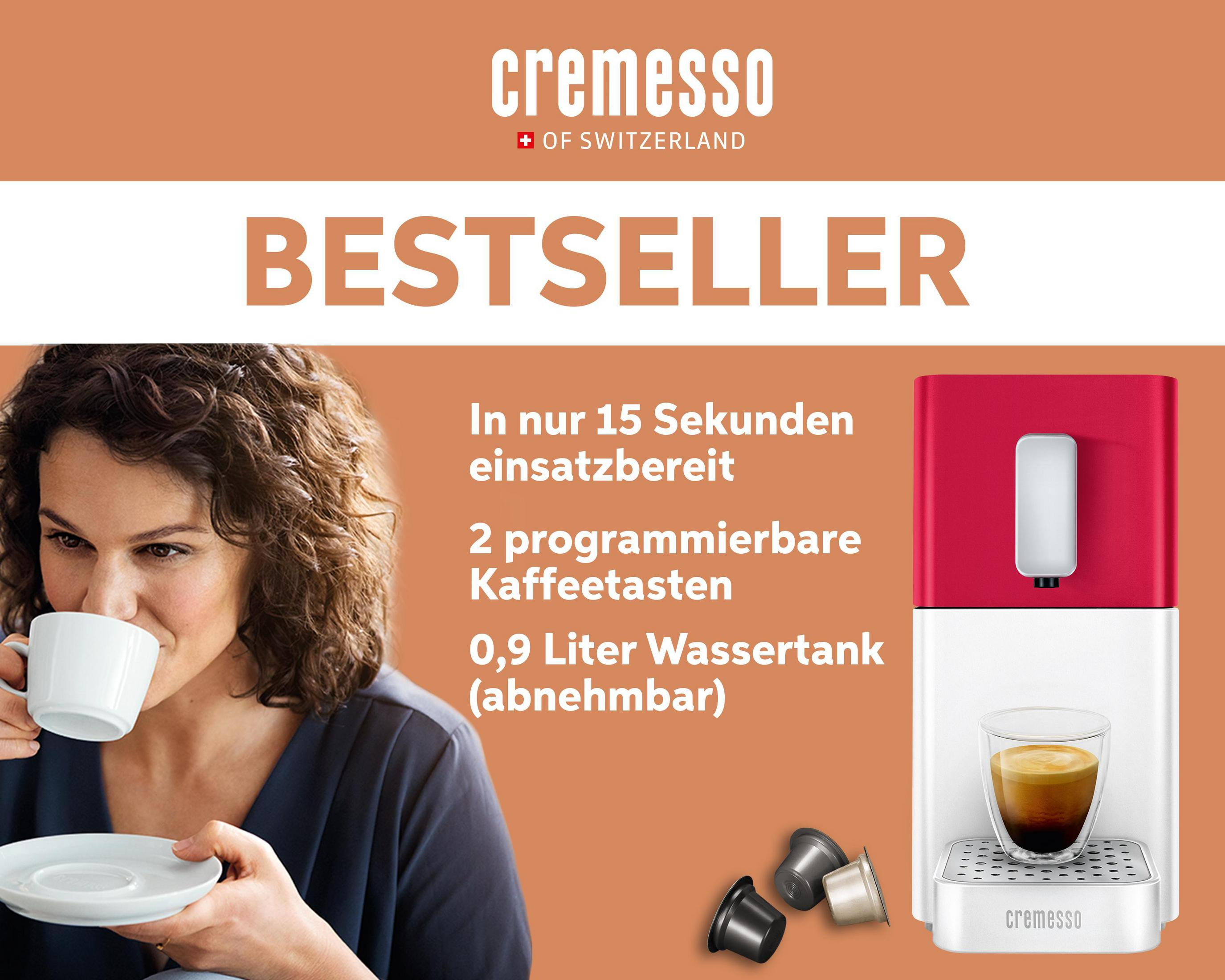 Frau trinkt Kaffee neben einer Cremesso Kaffeemaschine mit Kapseln.