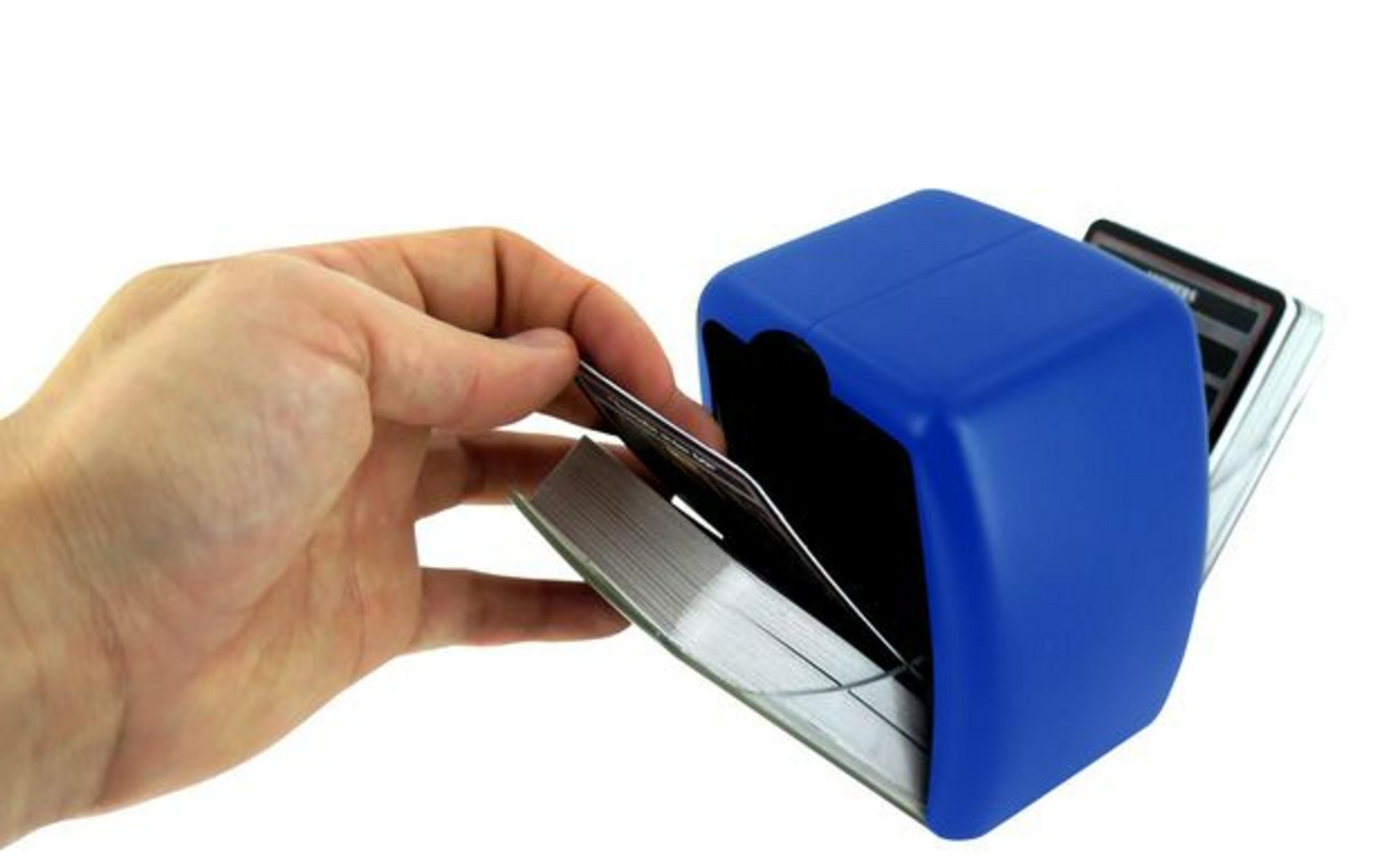 Eine Hand hält eine Karte vor einen blauen Kartenhalter mit vielen Karten.